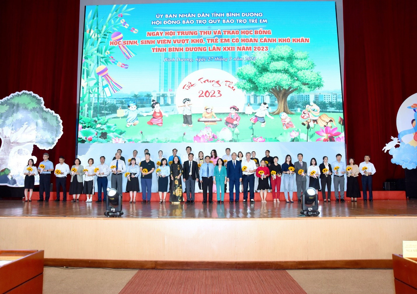 Công ty TNHH URC Việt Nam nhận Kỷ niệm chương Tri ân tấm lòng vàng do Ủy ban nhân dân tỉnh Bình Dương và Hội đồng Bảo trợ Quỹ Bảo trợ trẻ em gửi tặng.