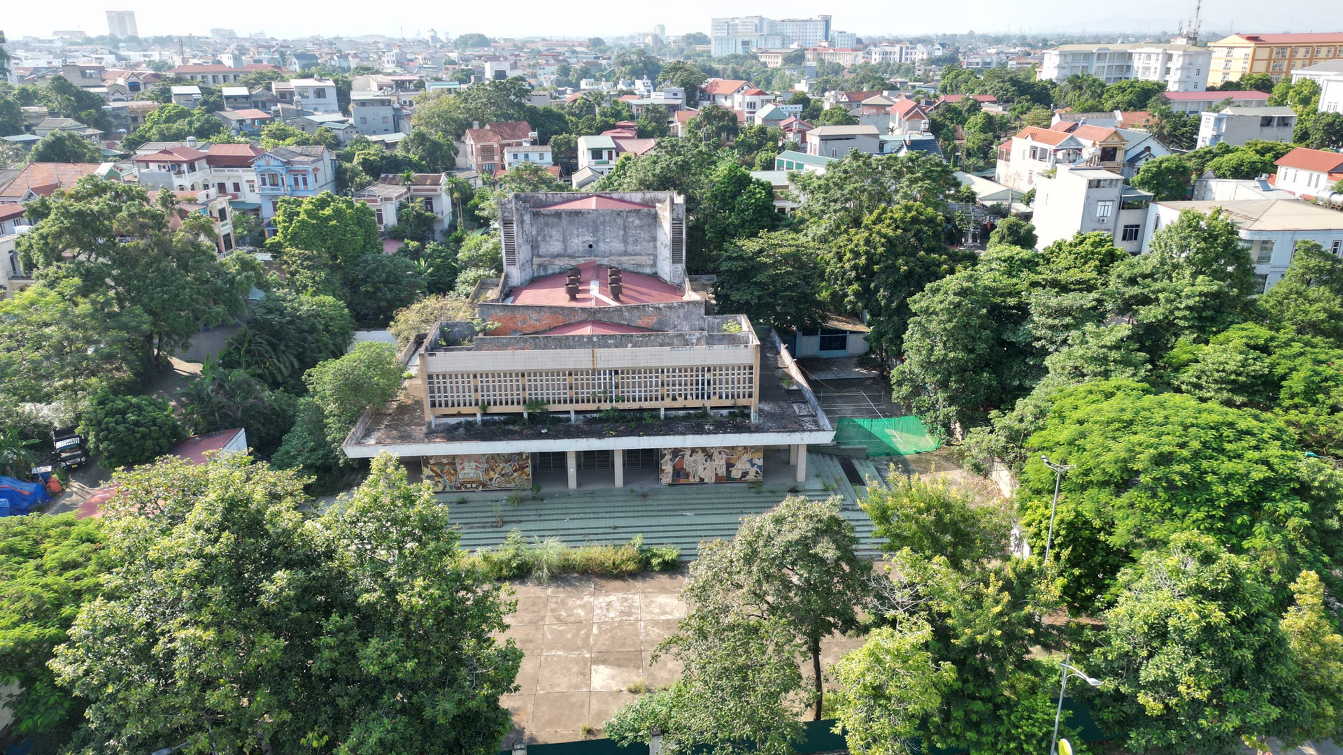 Ngoài ra ở Việt trì, Trung tâm thanh thiếu nhi Hùng Vương nằm ngay đường Trần Phú, giáp Công viên Văn Lang cũng bỏ hoang từ lâu.