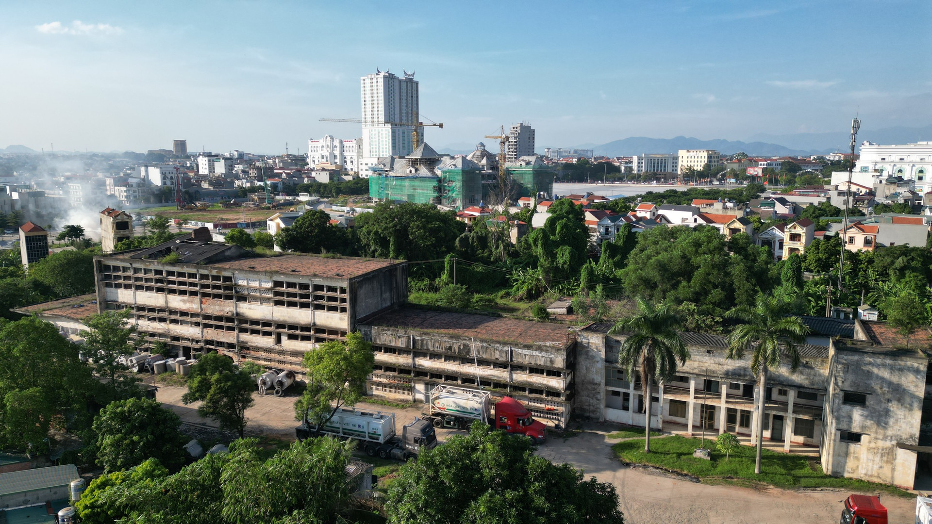 Hơn 19.000 m2 đất của Công ty cổ phần hoá chất Việt Trì (phố Đoàn Kết, phường Tiên Cát) cũng bỏ hoang từ lâu, gây lãng phí.