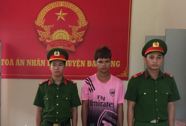 Cơ quan chức năng đã ra quyết định khởi tố vụ án, khởi tố bị can và ra lệnh tạm giam 2 tháng đối với Hồ Văn Hoàn về hành vi “Chống người thi hành công vụ”.