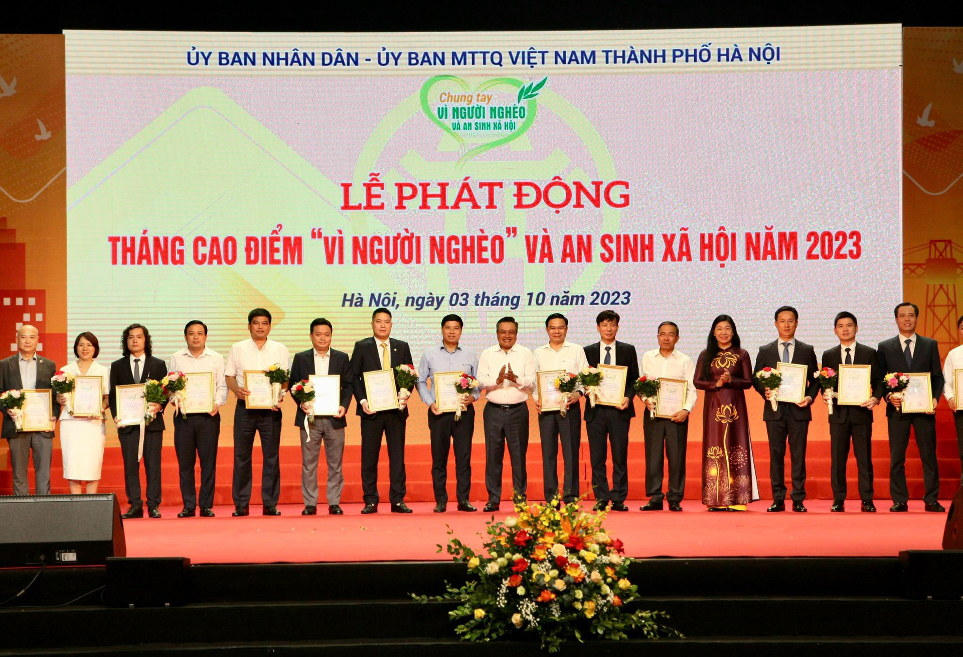 Lãnh đạo thành phố Hà Nội vinh danh các tổ chức, doanh nghiệp và cá nhân ủng hộ Quỹ Vì người nghèo.