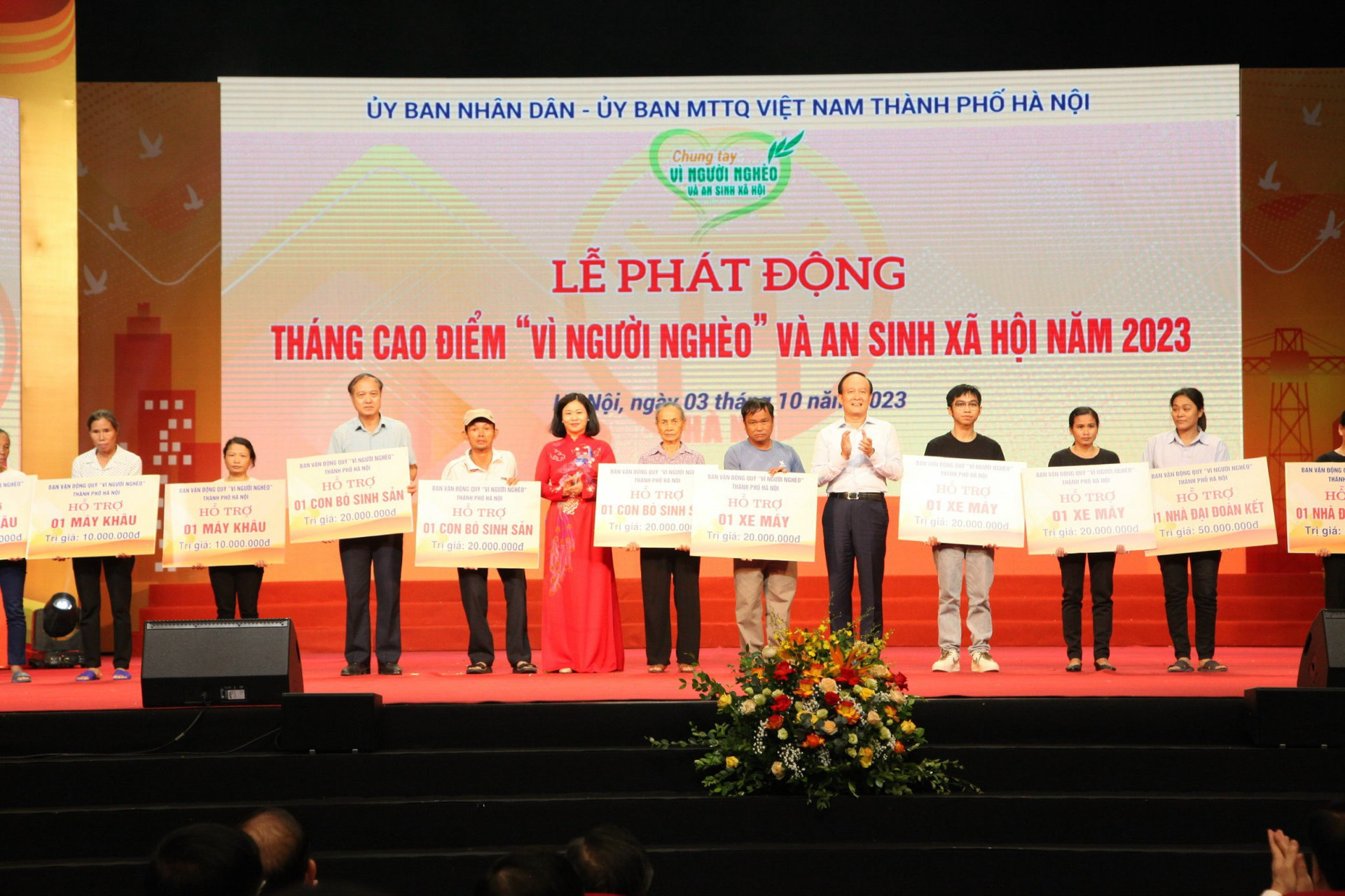 Phó Bí thư Thường trực Thành ủy Hà Nội Nguyễn Thị Tuyến trao hỗ trợ cho đại diện các hộ gia đình khó khăn.