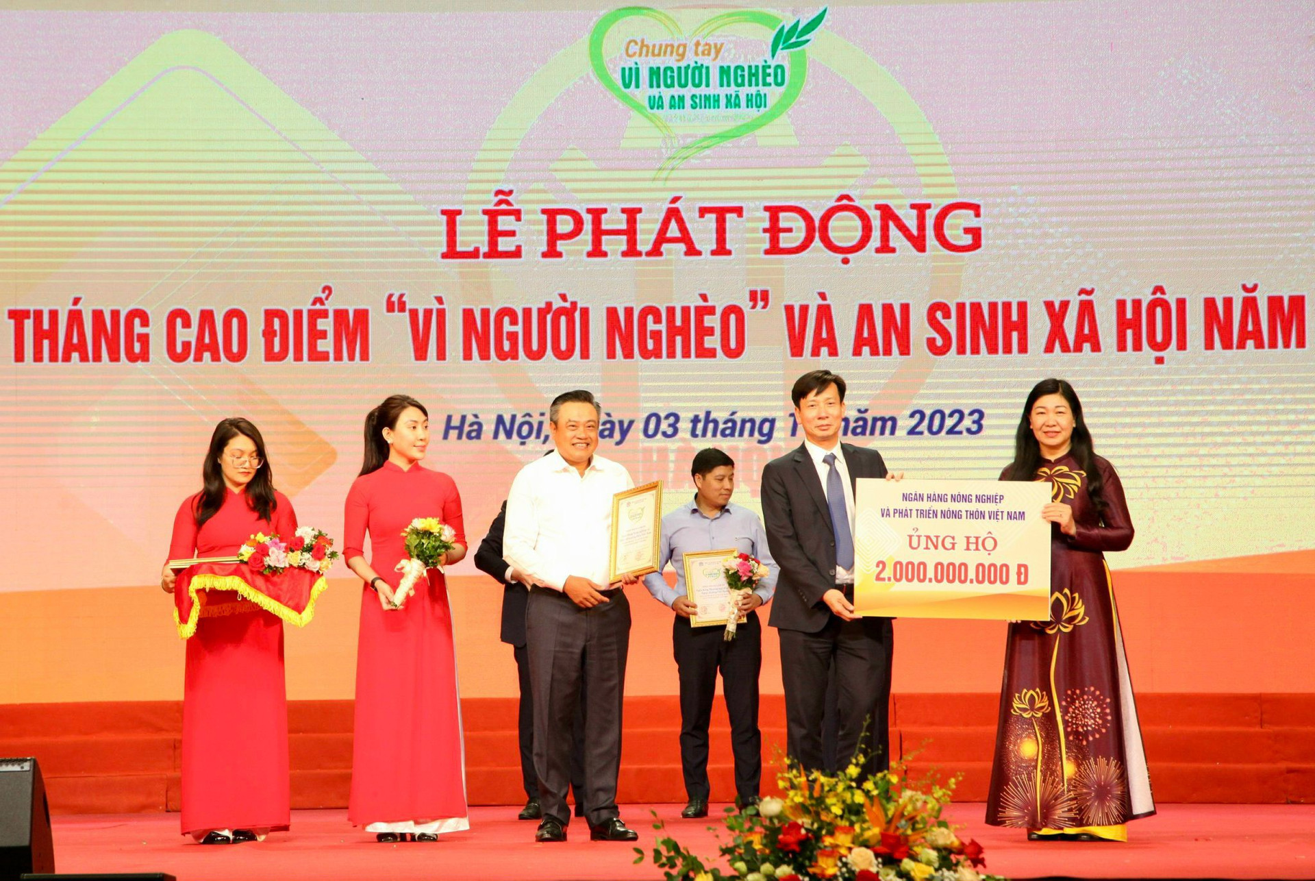 Lãnh đạo UBND - Ủy ban MTTQ Việt Nam thành phố Hà Nội tiếp nhận ủng hộ từ các đơn vị.
