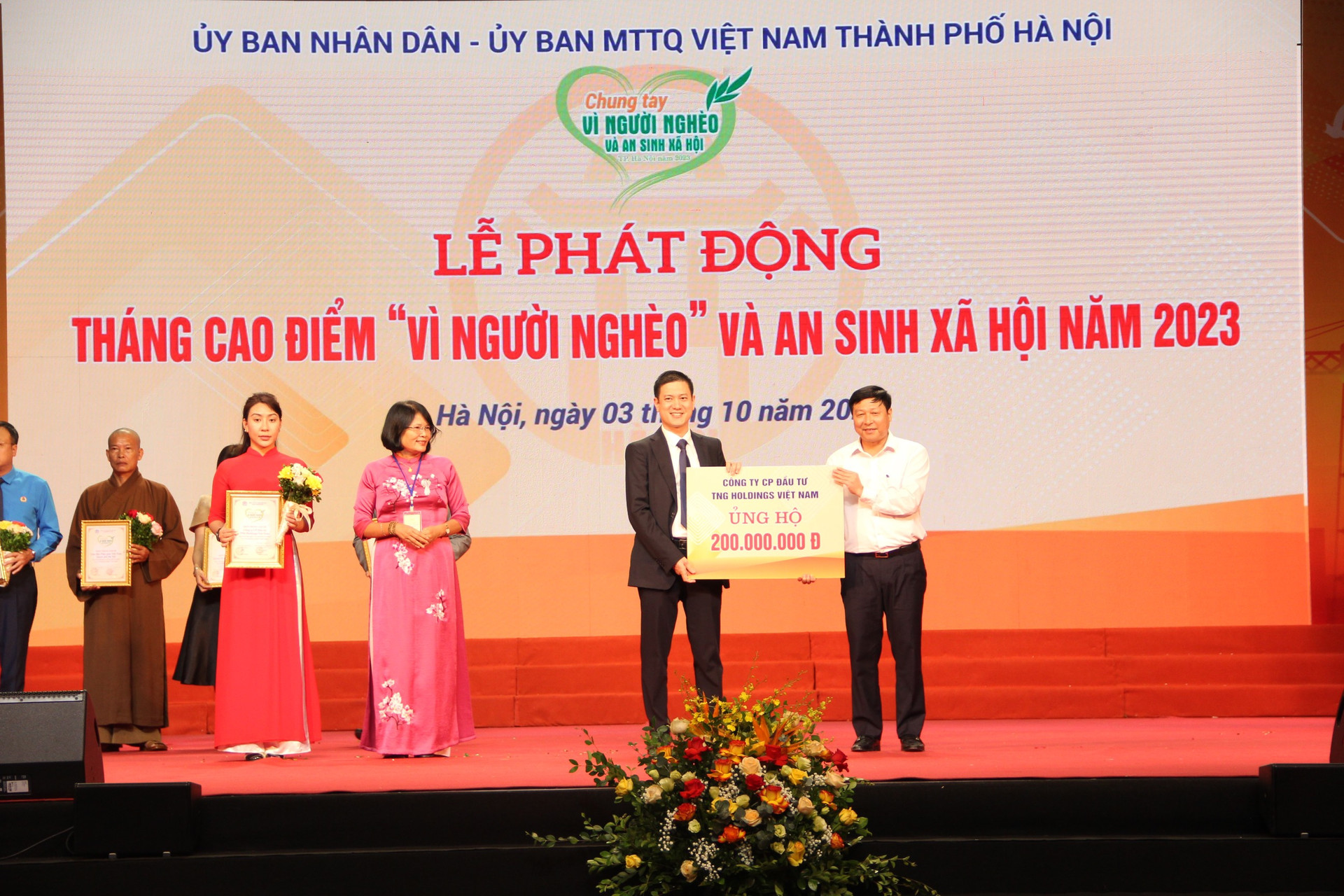 Lãnh đạo Ủy ban MTTQ Việt Nam thành phố Hà Nội tiếp nhận ủng hộ Quỹ Vì người nghèo thành phố. 