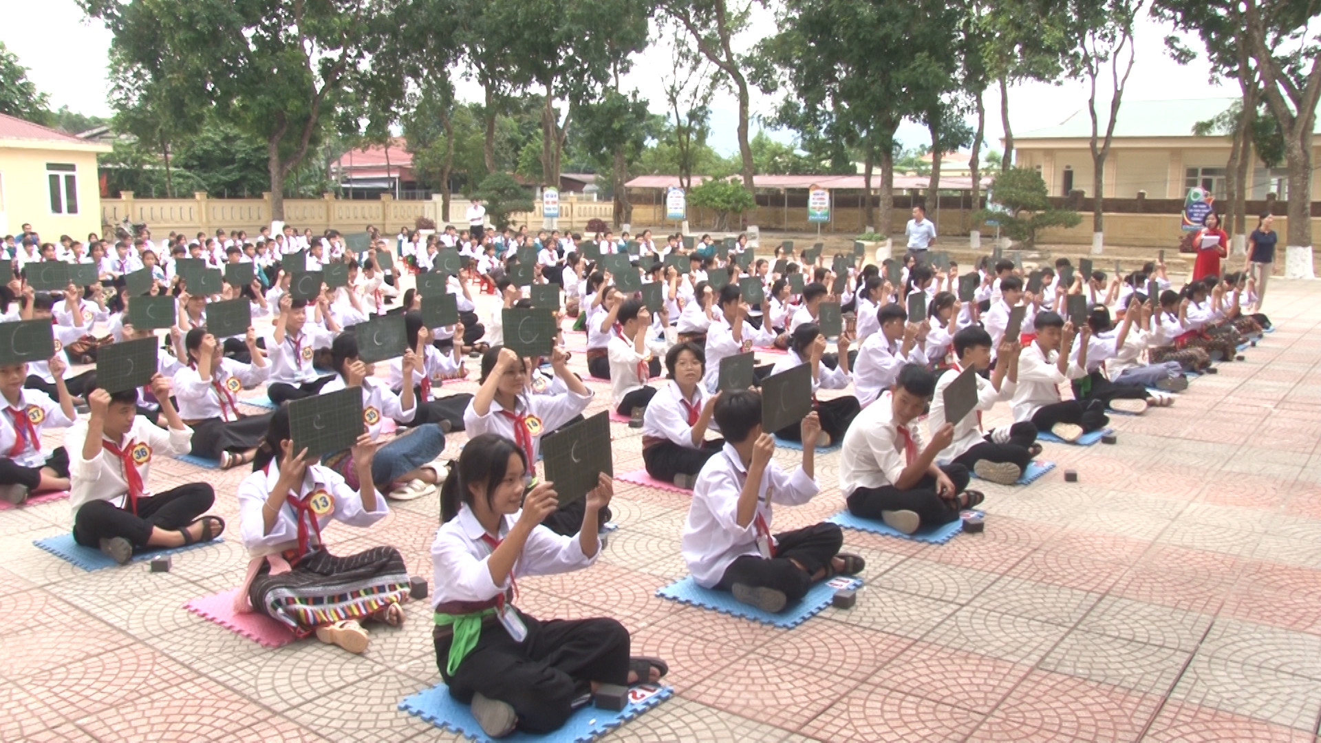 Hội thu rung chuông vàng với chủ đề tuyên truyền giảm thiểu TH&HNCHT được tổ chức cho các em lứa tuổi học sinh ở huyện Như Thanh (Thanh Hóa).