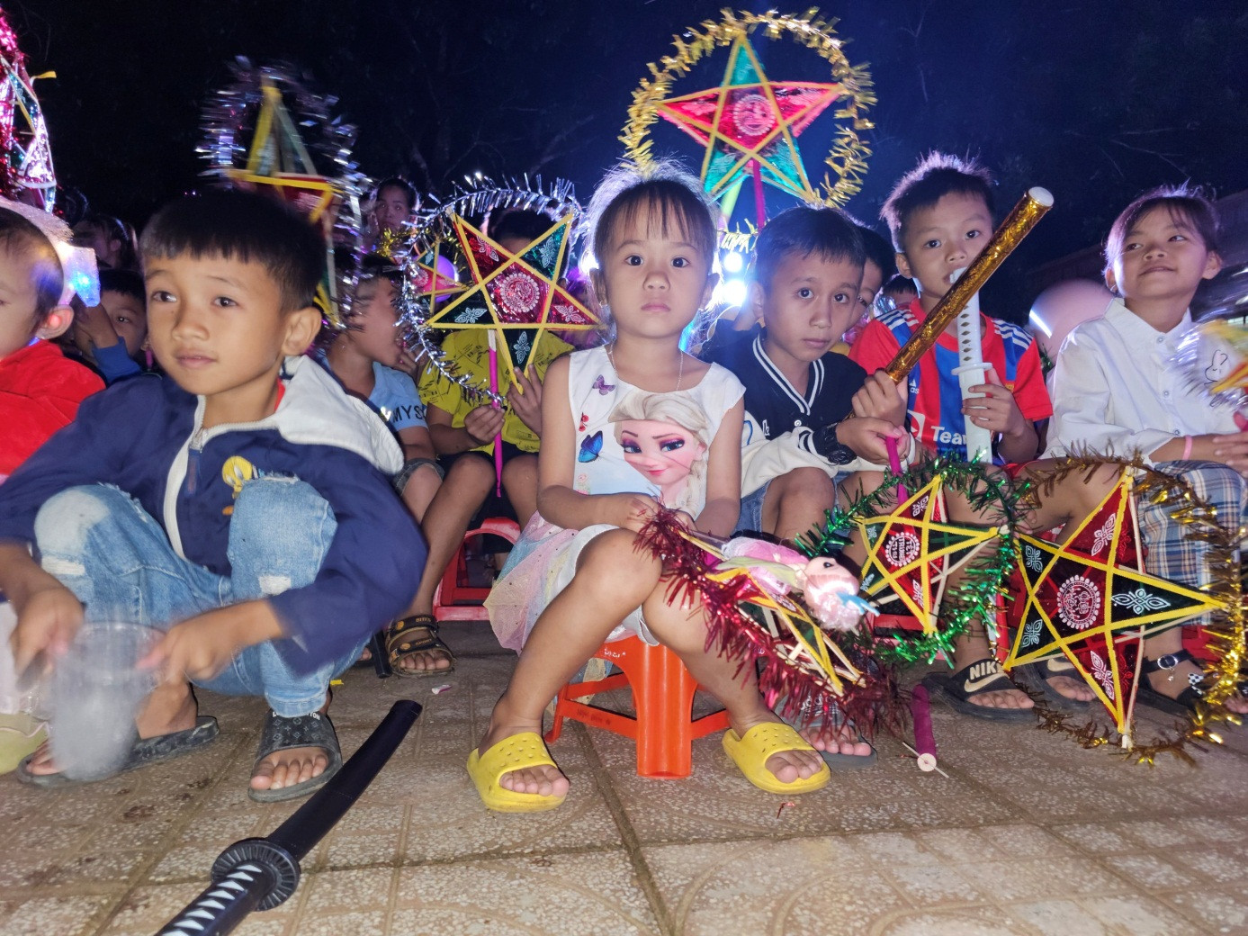 Được Đảng và nhà nước quan tâm bằng các Chương trình MTQG, trẻ em vùng cao Con Cuông đón trung thu đầy đủ trong những sắc màu sặc sỡ.