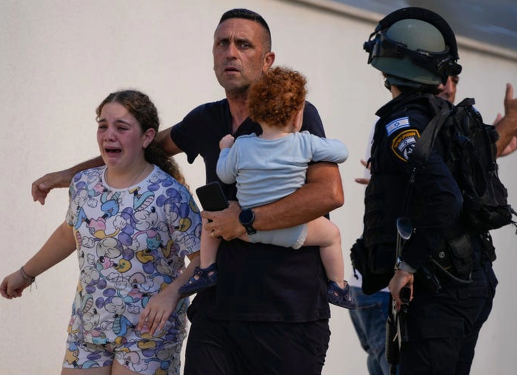 Cảnh sát Israel giúp sơ tán dân thường. Ảnh: Reuters