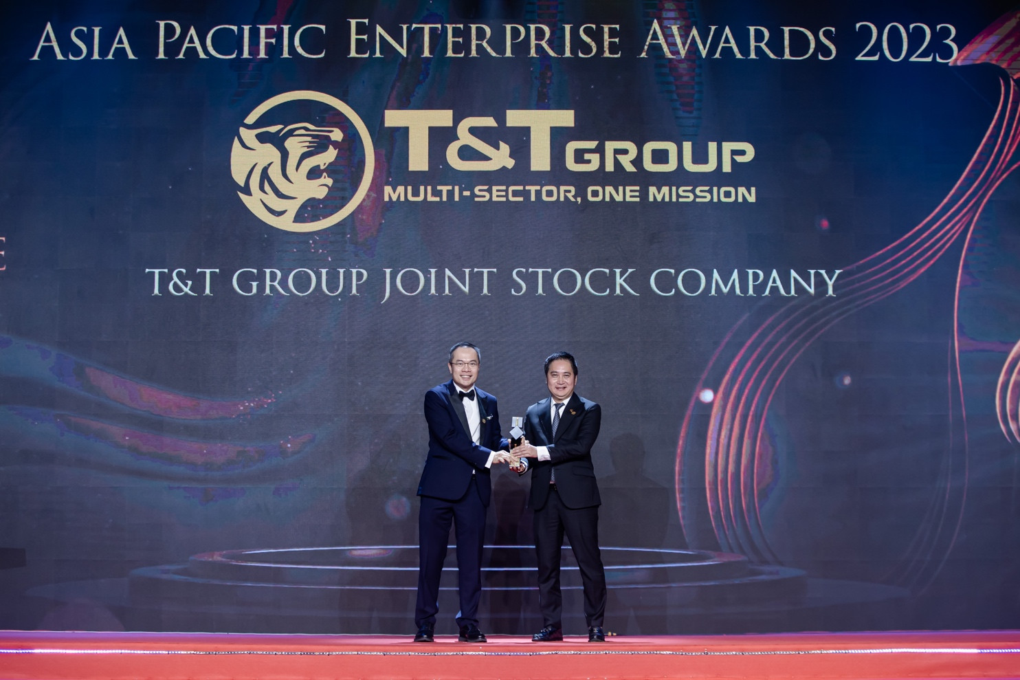 Ông Mai Xuân Sơn, Tổng Giám đốc T&T Group (bên phải) nhận cúp vinh danh Doanh nghiệp xuất sắc Châu Á 2023 cho T&T Group.