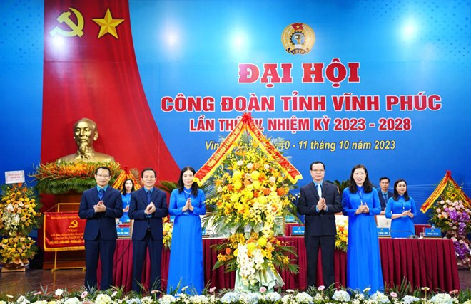 Ông Nguyễn Đình Khang - Chủ tịch Tổng LĐLĐVN - chụp ảnh lưu niệm cùng các đại biểu. Ảnh: Bảo Nguyên