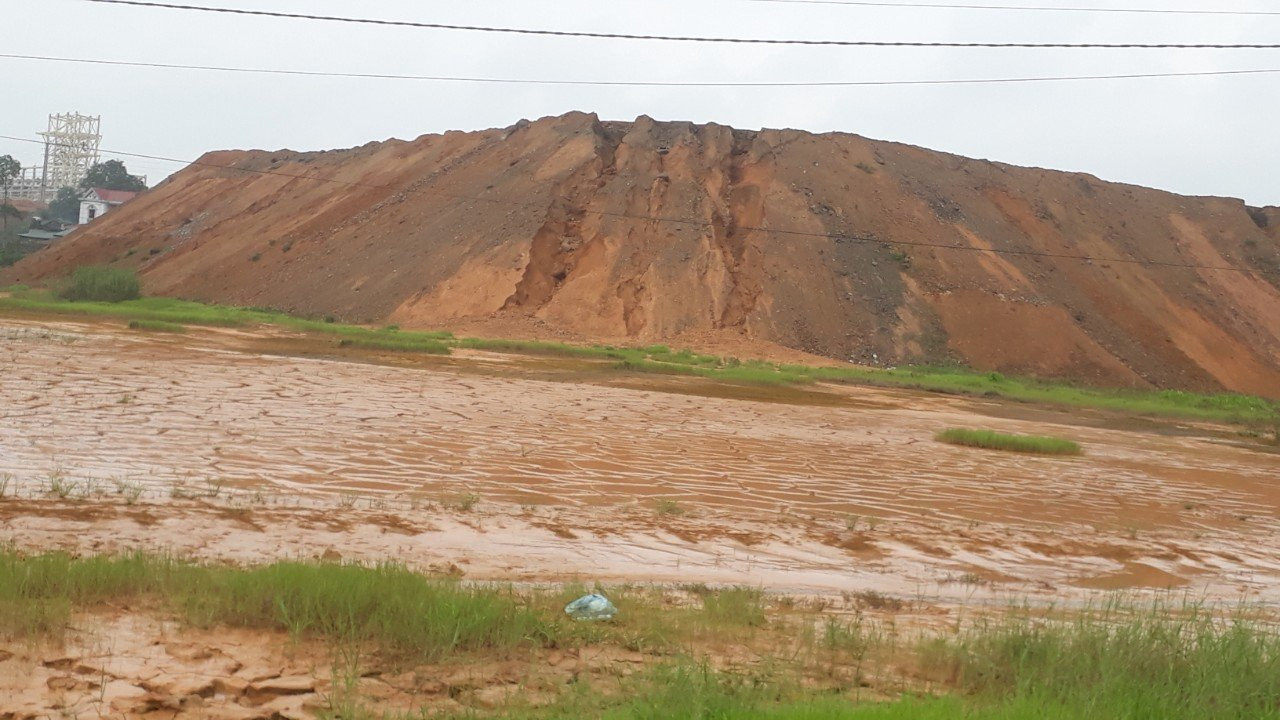 Trong và sau mỗi trận mưa, núi đất của KCN Cẩm Khê ảnh hưởng đến đời sống của người dân quanh vùng. Ảnh: Tuấn Trung