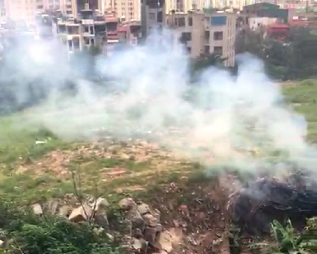 Cột khói khổng lồ do đốt rác, gây ô nhiễm cho cư dân sống gần đó.