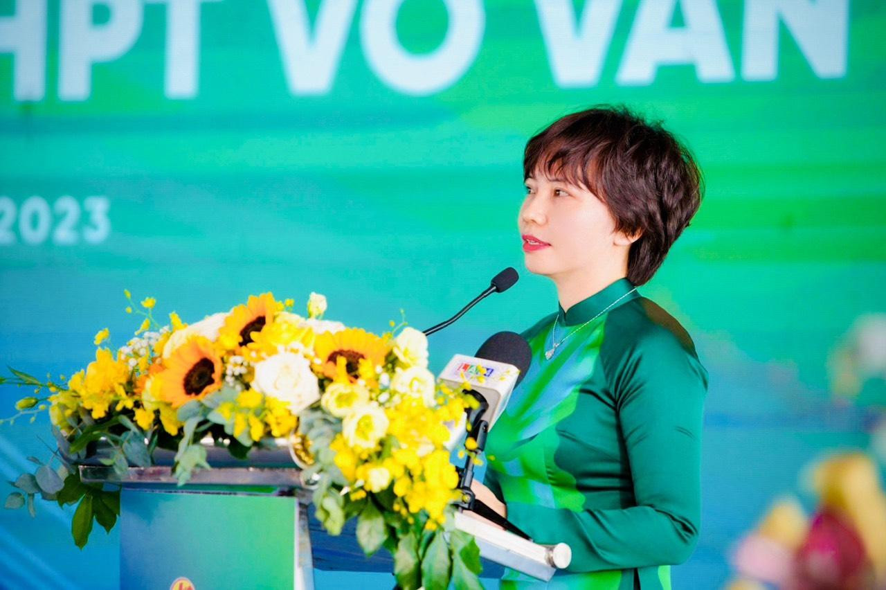 Bà Phạm Thị Nhung, Phó Tổng Giám Đốc VPBank phát biểu tại sự kiện khởi công xây dựng trường THPT Võ Văn Tần.
