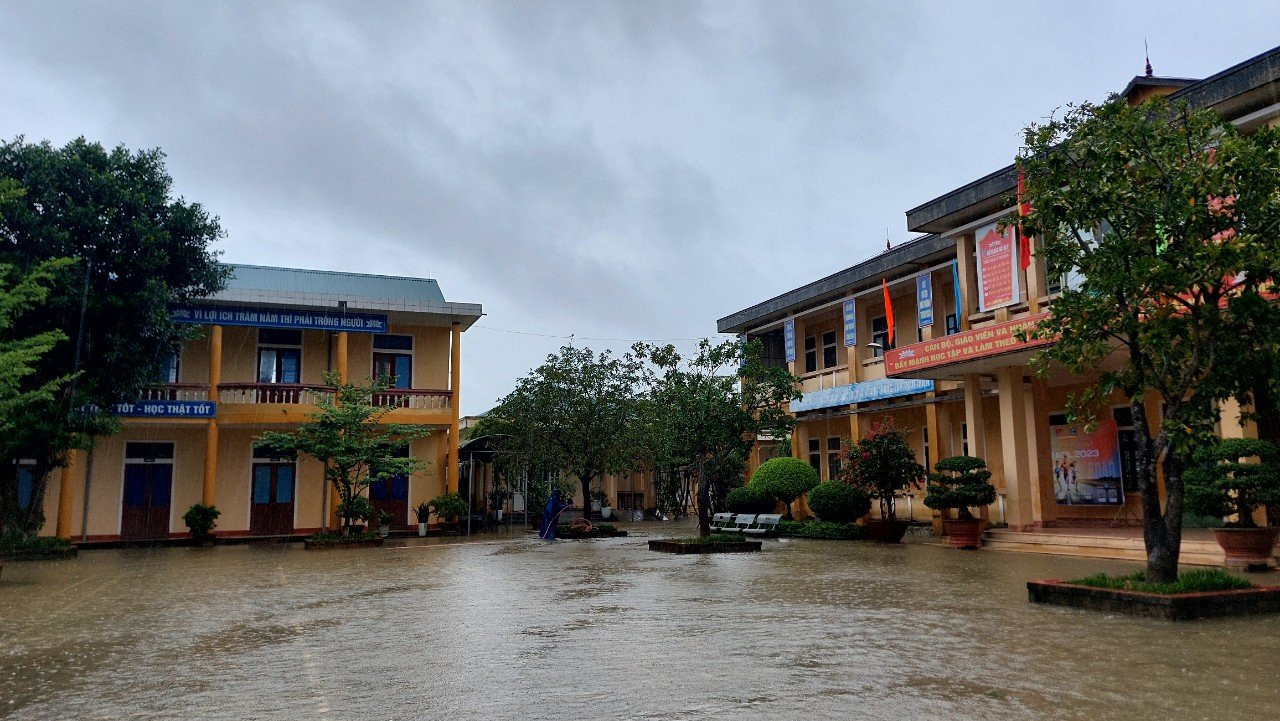 Học sinh tại những nơi bị ngập nước được cho nghỉ học để đảm bảo an toàn.