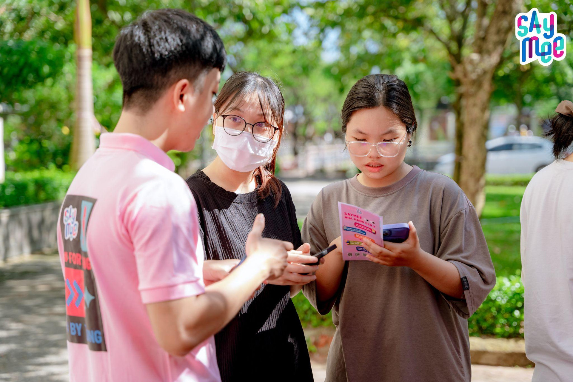 Sinh viên Đà Nẵng tìm hiểu về gói cước data khủng 7GB/ngày với giá cực ưu đãi.