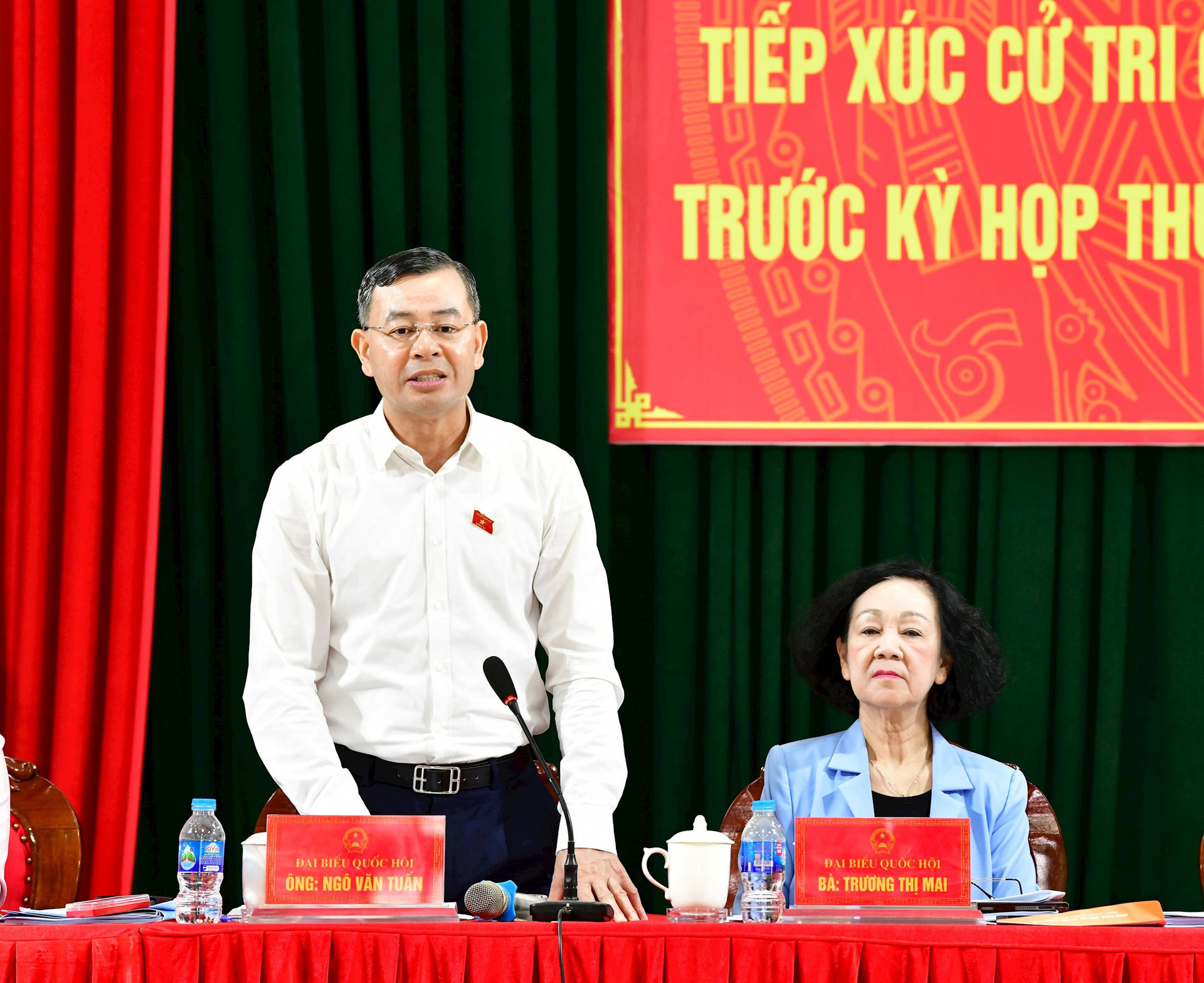 Tổng Kiểm toán nhà nước Ngô Văn Tuấn thay mặt Đoàn ĐBQH tỉnh điều hành trao đổi ý kiến với cử tri.