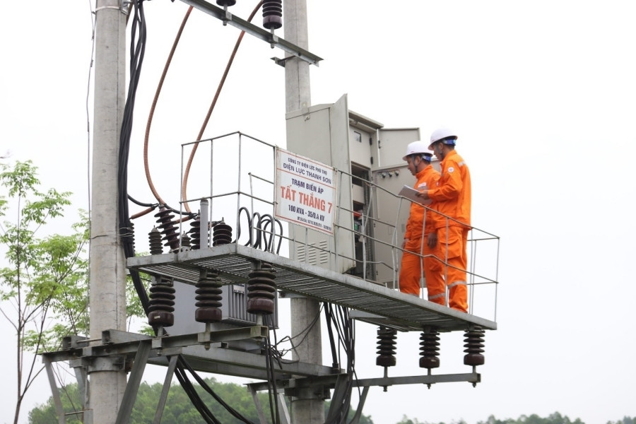 Công ty Điện lực Phú Thọ tăng cường công tác kiểm tra lưới điện.