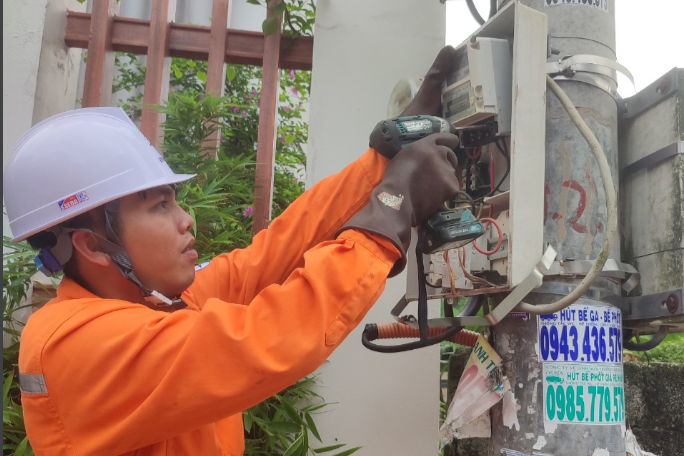 Nhân viên Điện lực Khoái Châu, PC Hưng Yên thay thế công tơ điện tử.