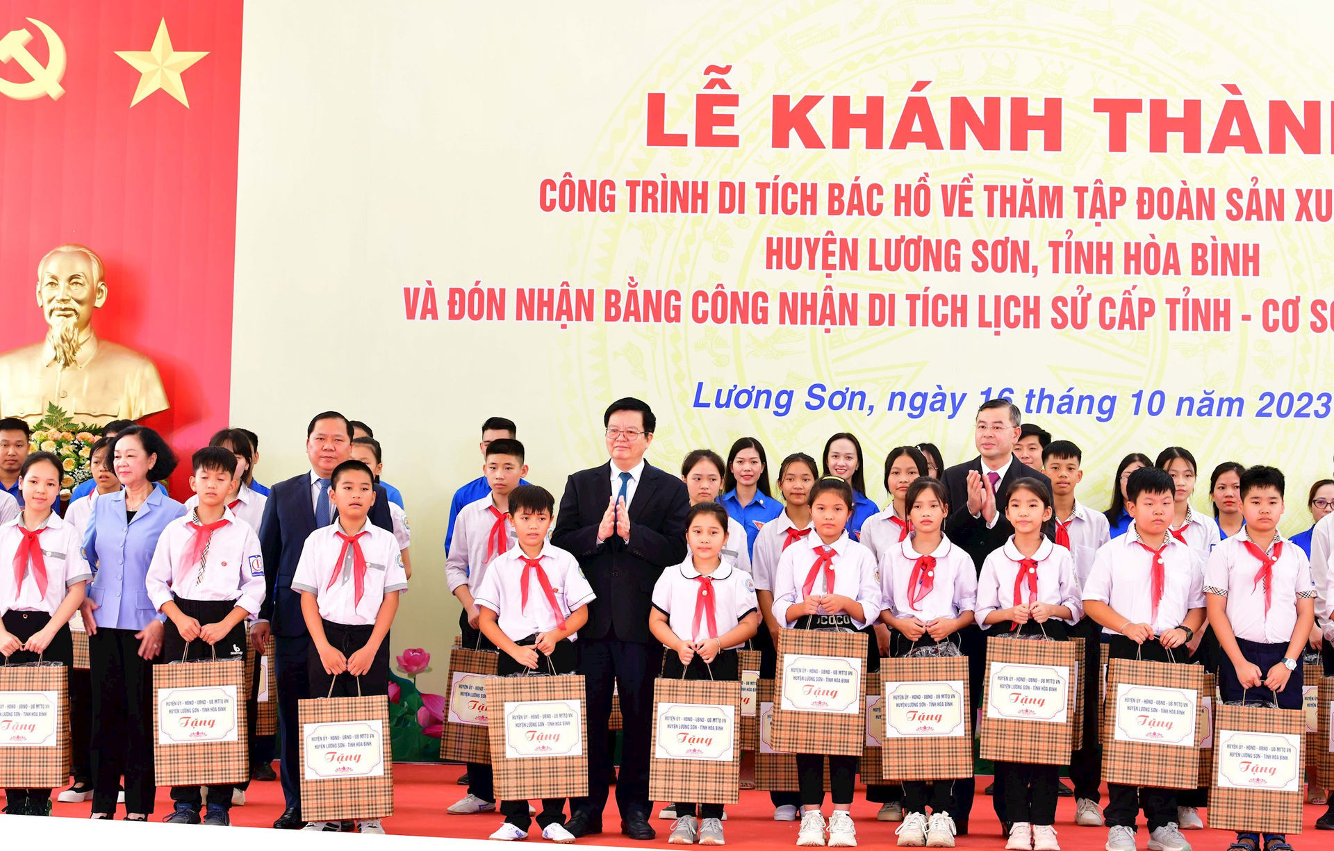 Nhân dịp này, đồng chí Trương Thị Mai, đồng chí Ngô Văn Tuấn và các đại biểu đã trao tặng nhiều phần quà ý nghĩa cho các em học sinh có thành tích xuất sắc trên địa bàn huyện.