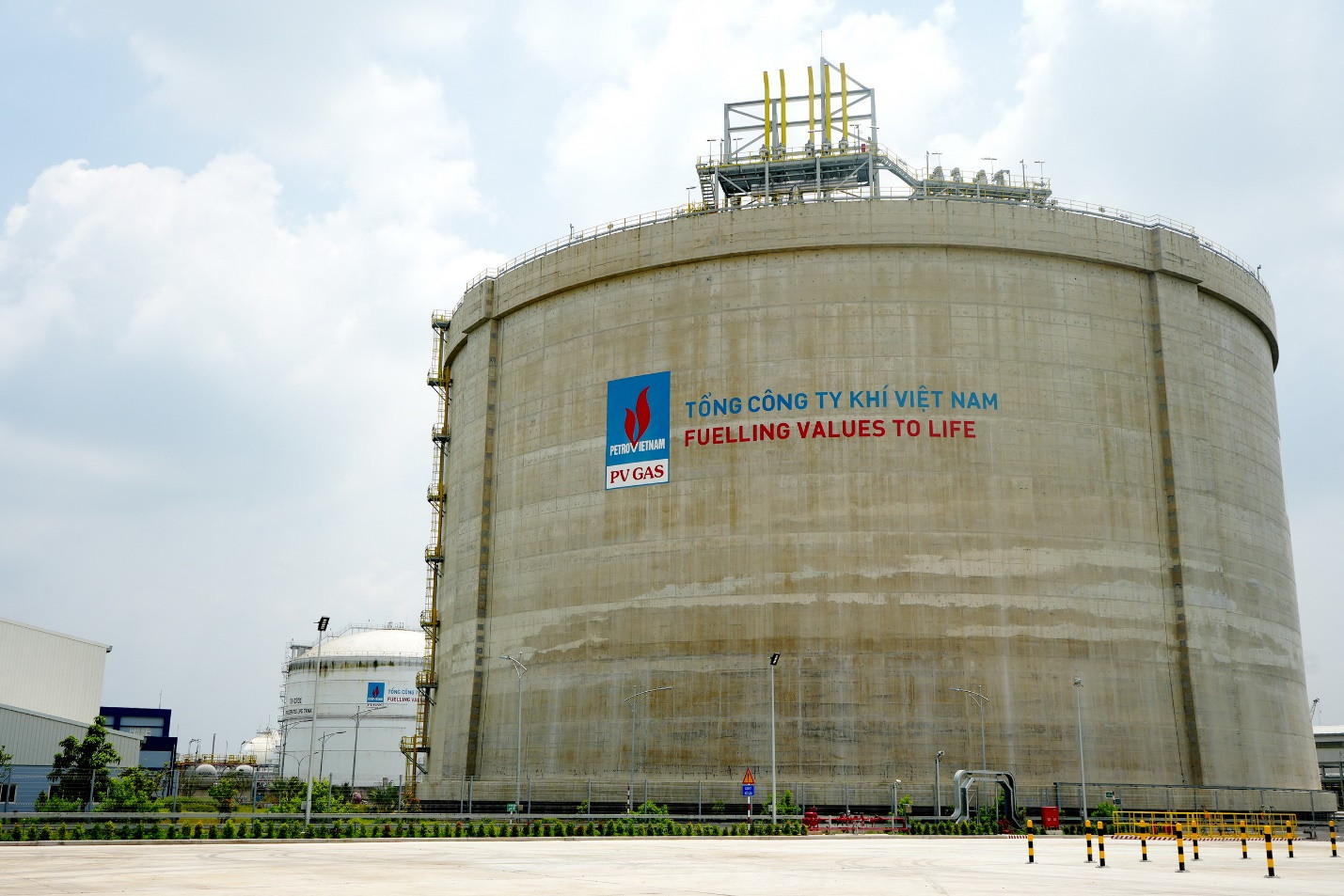 Hệ thống Kho cảng LNG đầu tiên và lớn nhất Việt Nam của PV GAS chuẩn bị đi vào hoạt động.