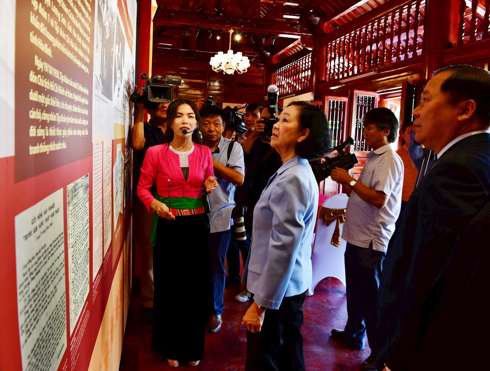Thường trực Ban Bí thư Trương Thị Mai và các đại biểu tham quan không gian trưng bày hình ảnh, tư liệu về Bác Hồ với tỉnh Hòa Bình trong khu di tích