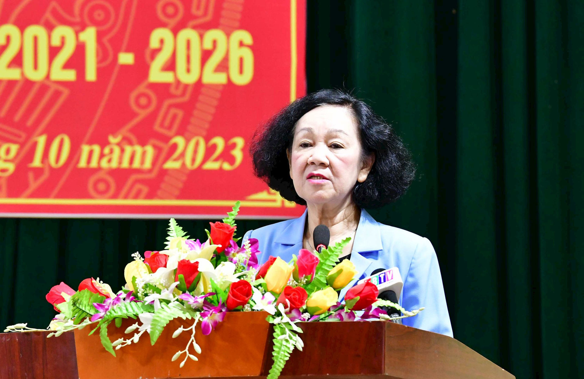 Thường trực Ban Bí thư, Trưởng Ban Tổ chức Trung ương Trương Thị Mai trao đổi, giải đáp ý kiến của cử tri