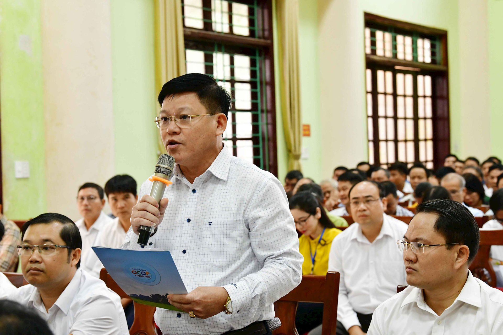 Cử tri huyện Lương Sơn trao đổi, nêu ý kiến với ĐBQH.