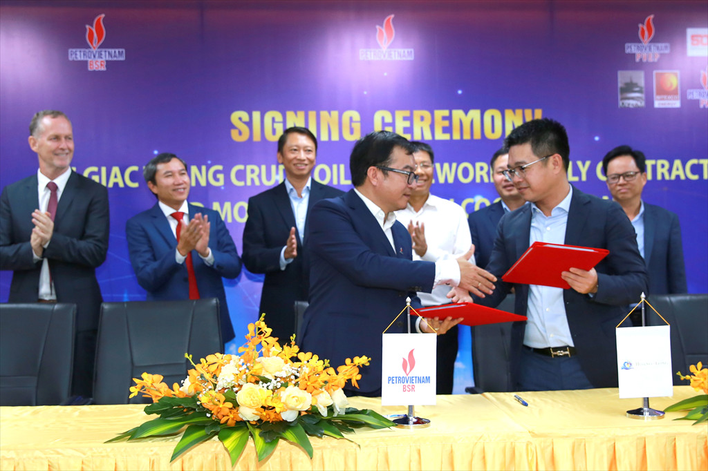 Phó Tổng Giám đốc BSR Nguyễn Việt Thắng và Tổng Giám đốc Hoàng Long JOC Đặng Việt Long ký thỏa thuận hợp tác.
