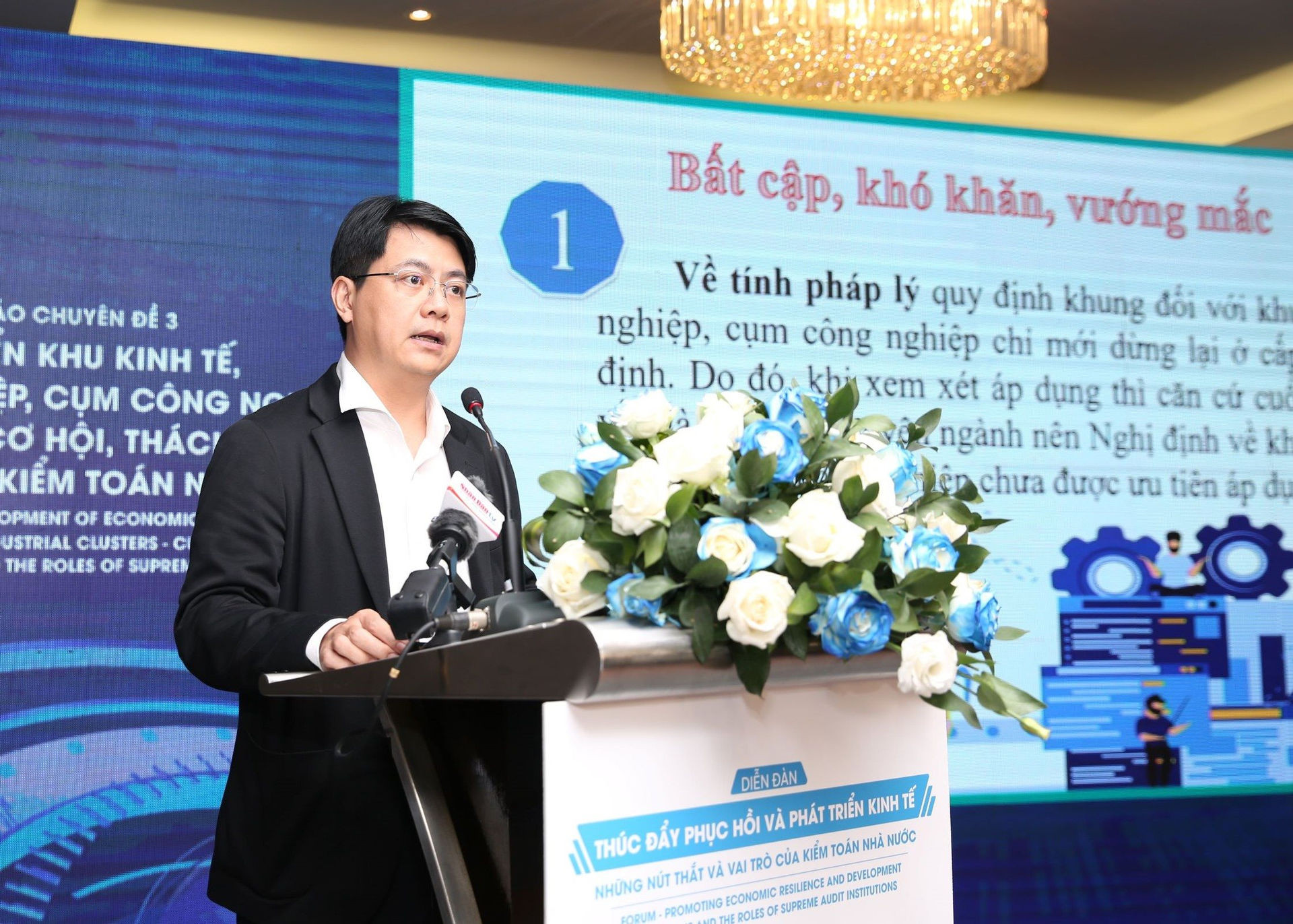 Ông Trịnh Hoàng Tuấn Anh - Phó Giám đốc Sở KHĐT tỉnh Bình Dương tham luận tại Hội thảo. Ảnh: THANH HÀ