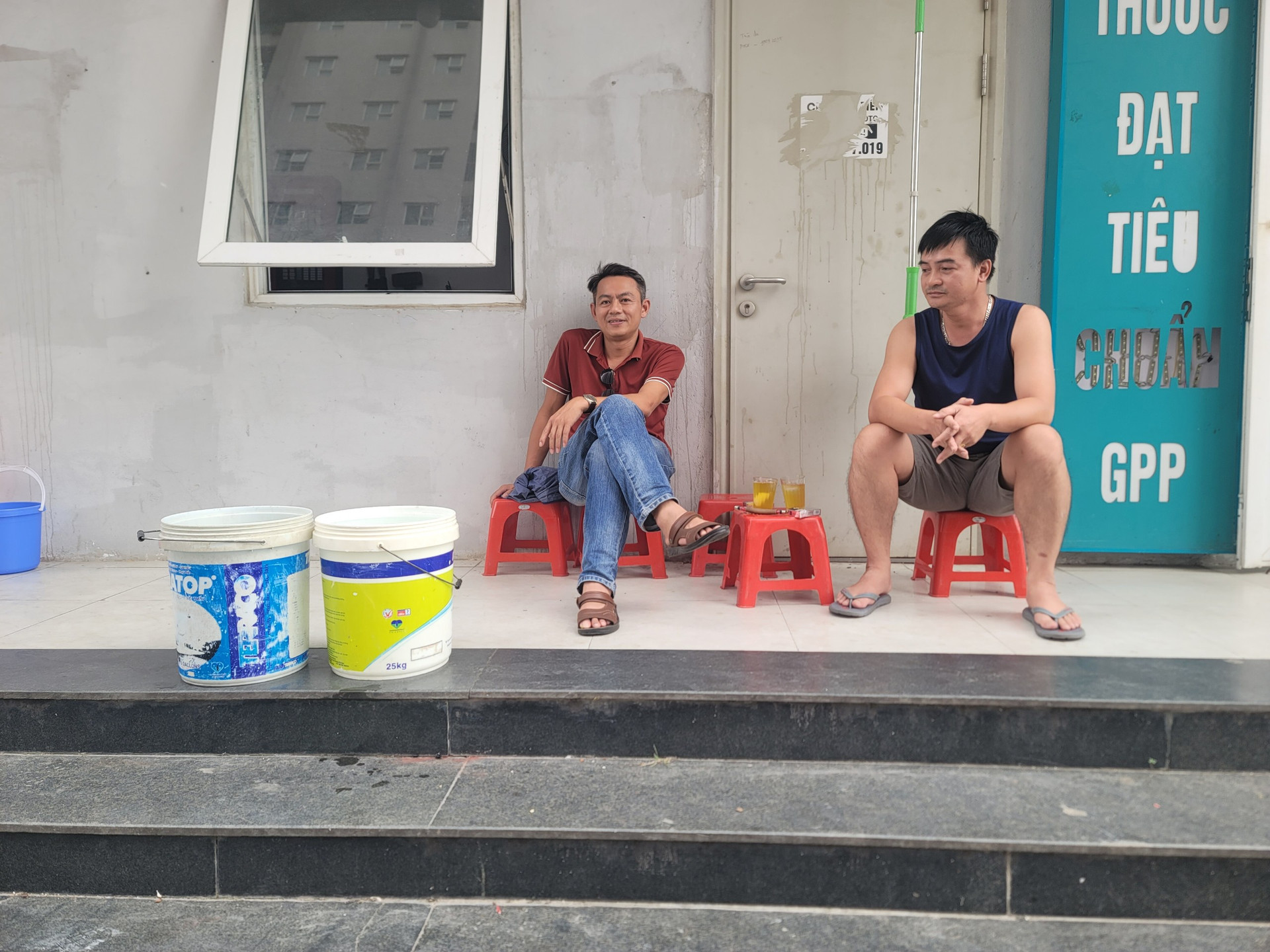 Anh Đặng Minh Tuấn và anh Vũ Đình Hải cư dân của tòa HH03E, đang đi làm nghe tin chiều nay có nước nên về trực, chờ gần tiếng đồng hồ lấy đc 2 thùng sơn nước
