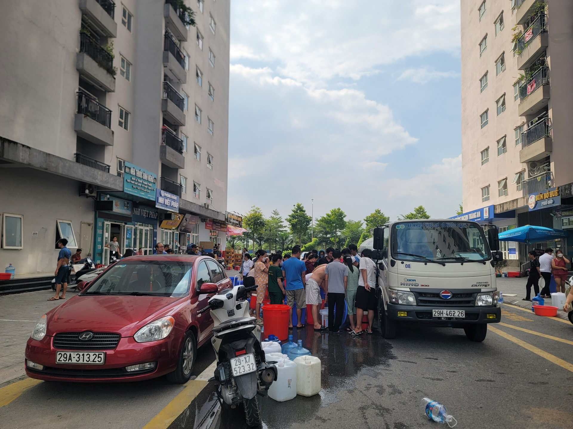 Những ngày này, nhiều người dân sống tại khu đô thị Thanh Hà (Hà Nội) phải nghỉ làm để ở nhà trực lấy nước.