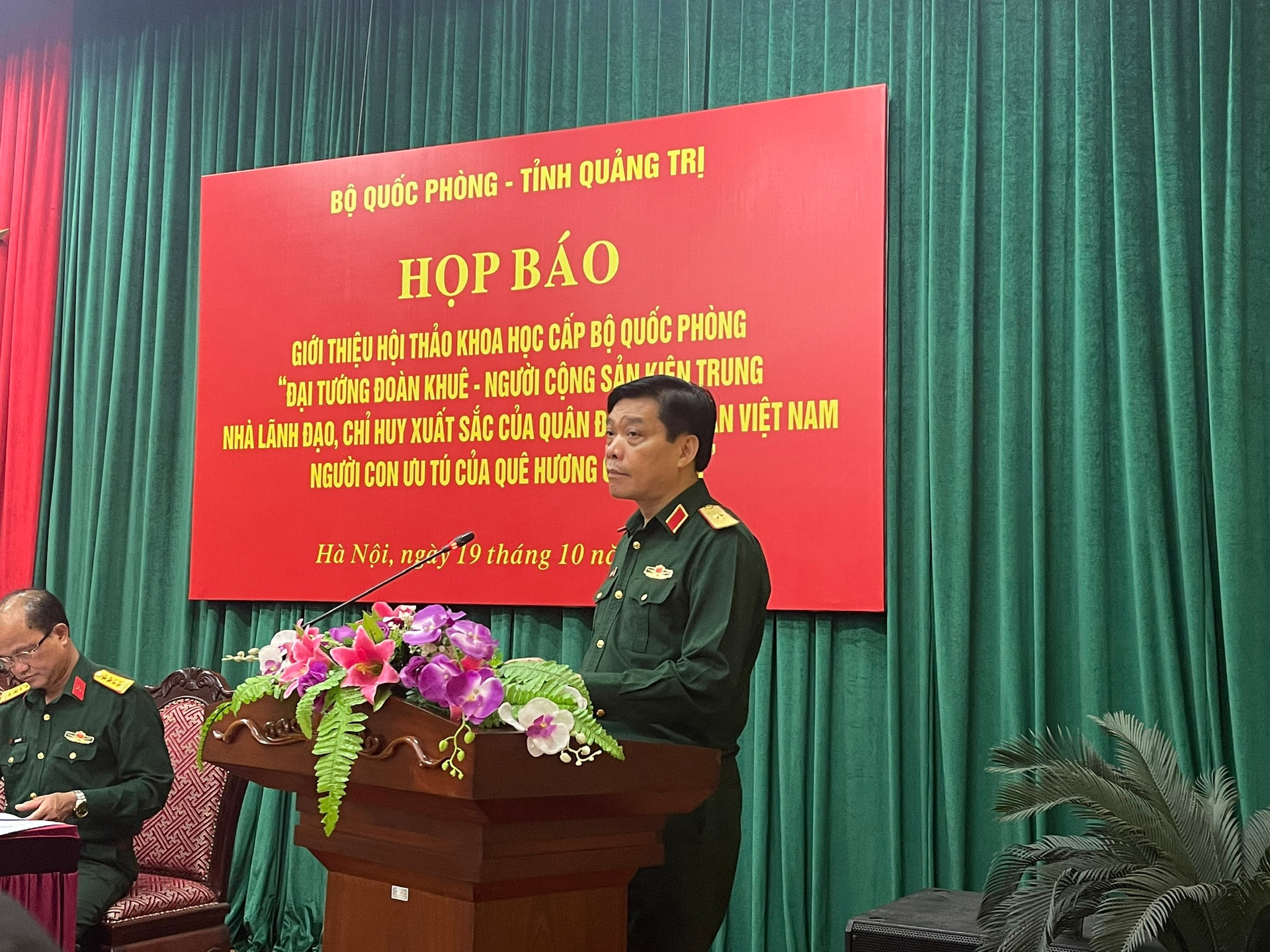 Thiếu tướng Đỗ Thanh Phong, Phó Cục trưởng Cục Tuyên huấn phát biểu tại họp báo.