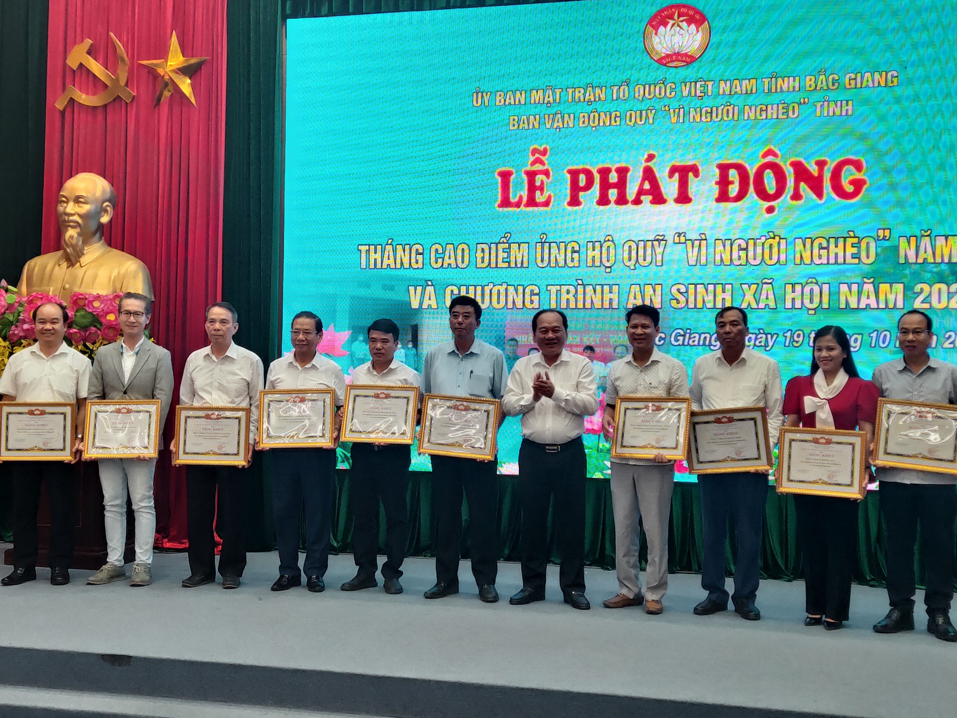 Ông Trần Công Thắng, Chủ tịch Ủy ban MTTQ tỉnh trao tặng Bằng khen cho các tập có nhiều thành tích trong vận động, ủng hộ xây dựng Quỹ “Vì người nghèo” và Chương trình an sinh xã hội năm 2023.