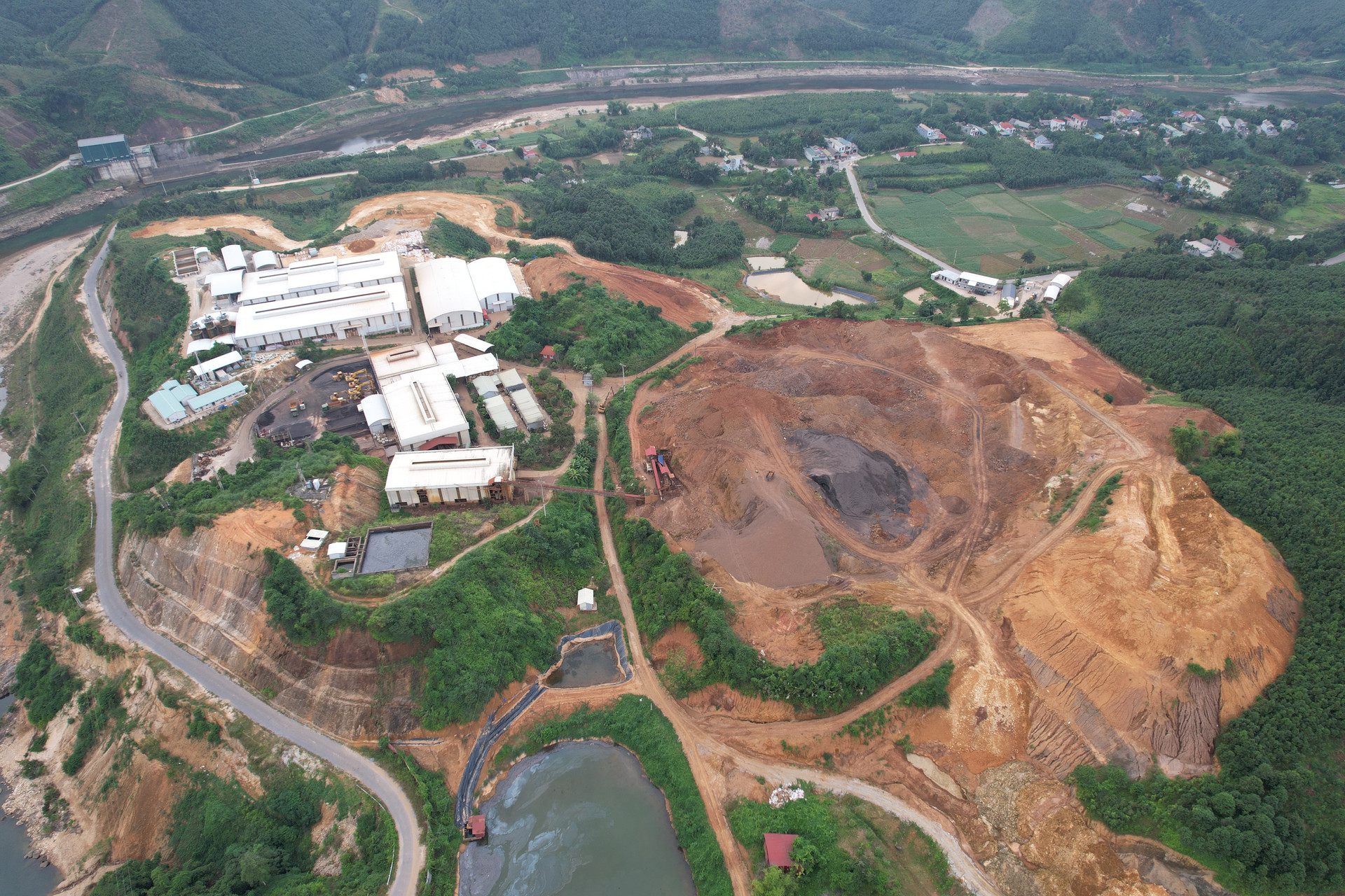 Được biết, Công ty cổ phần Tập đoàn Thái Dương được Bộ Tài nguyên và Môi trường cấp giấy phép thăm dò đất hiếm tại mỏ Yên Phú từ tháng 6 năm 2013 với diện tích 6,24ha, mức sâu khai thác đến mức + 35m, thời gian khai thác 8 năm 1 tháng kể từ ngày ký giấy phép; trữ lượng khai thác 1.894.617 tấn đất quặng (tương ứng 23.569 tấn tổng oxit đất hiếm TR2O3, 259.615 tấn tinh quặng sắt 60 %Fe). Ảnh: Ngô Hùng