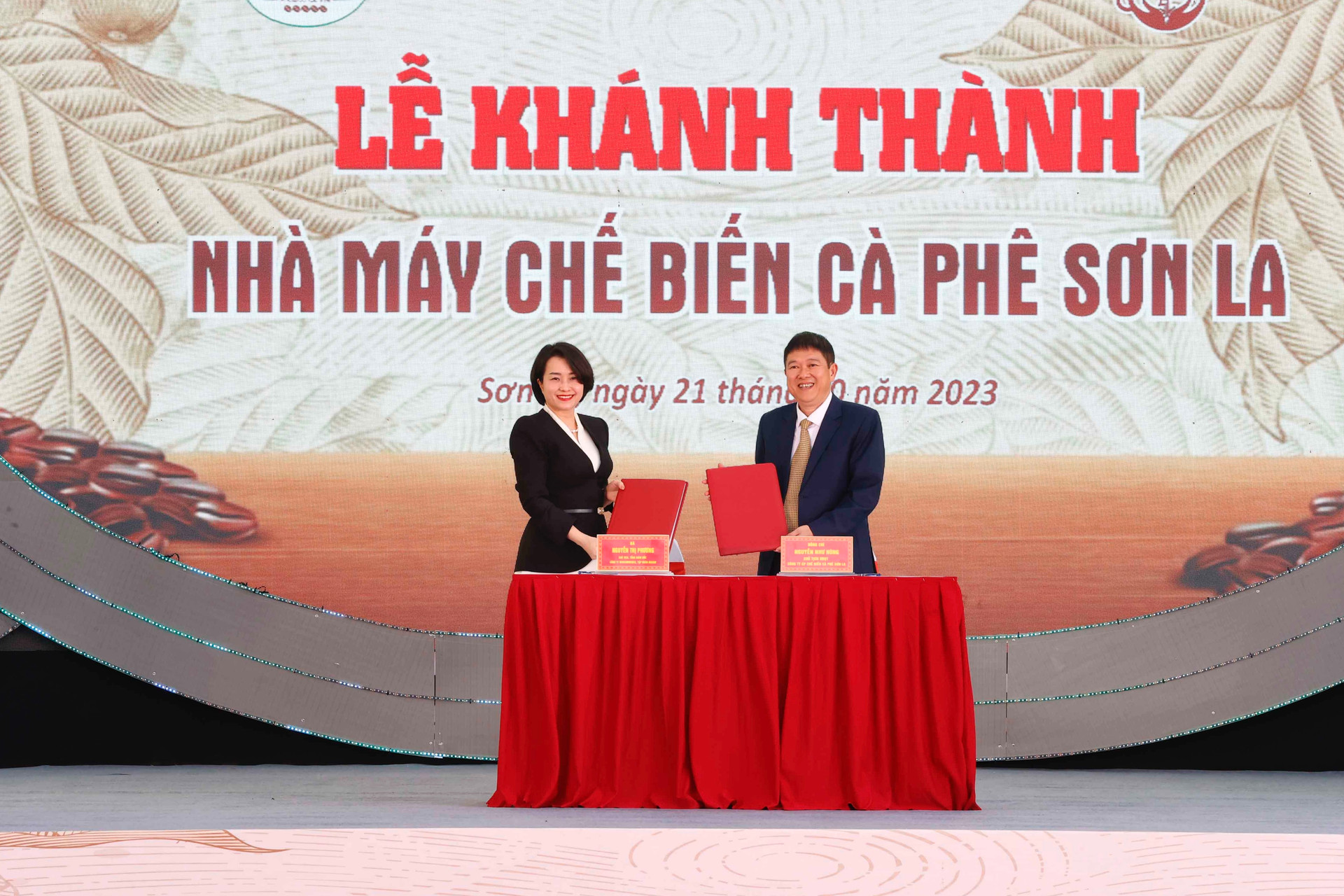 Bà Nguyễn Thị Phương, Tổng Giám đốc WinCommerce cùng ông Nguyễn Như Hùng, Chủ tịch HĐQT Công ty CP Chế biến Cà phê Sơn La.