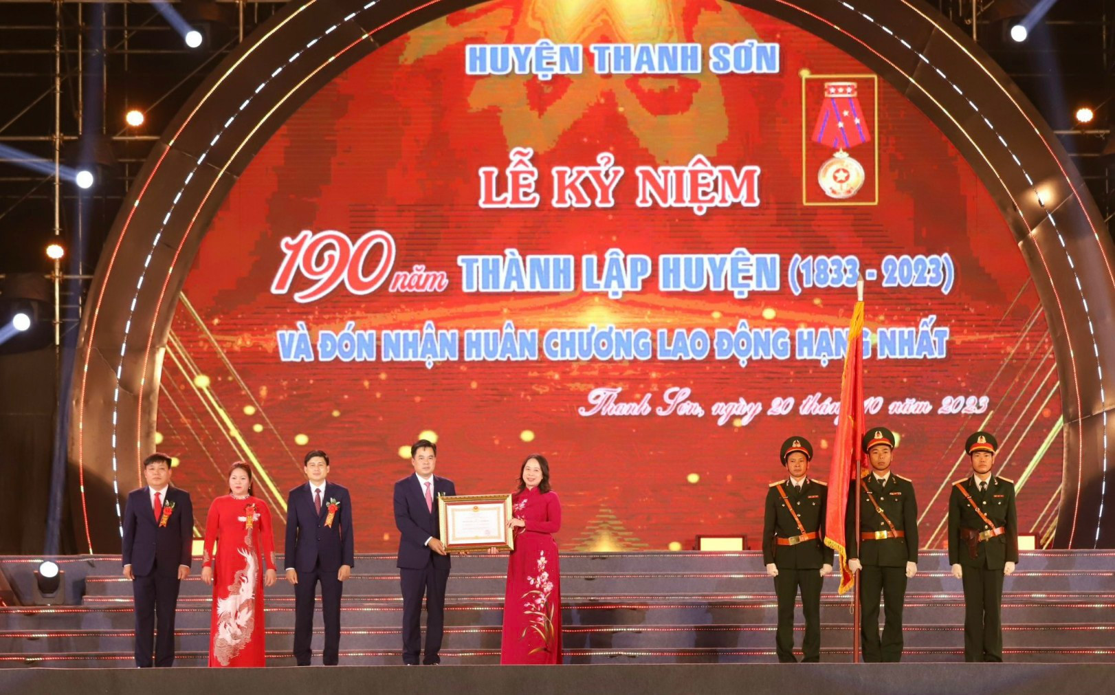 Phó Chủ tịch nước Võ Thị Ánh Xuân trao tặng Huân chương Lao động hạng Nhất cho Đảng bộ, chính quyền và nhân dân các dân tộc huyện Thanh Sơn.