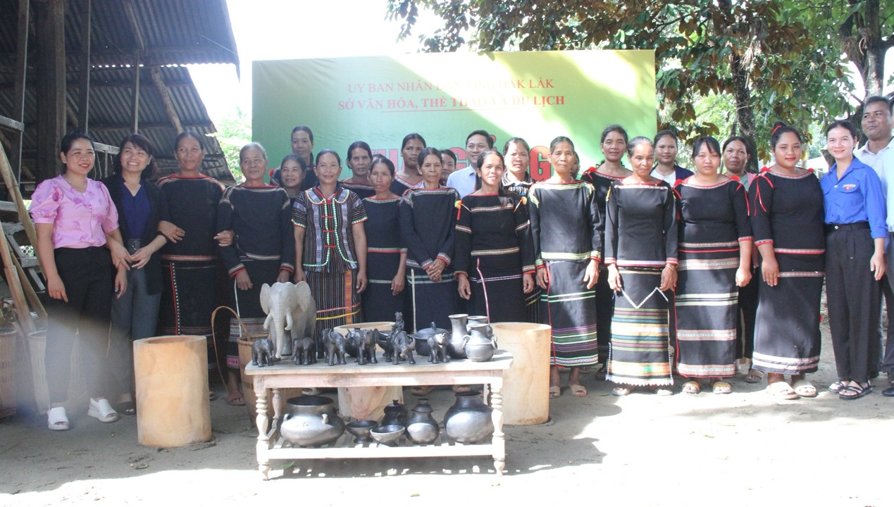 Sở Văn hóa, Thể thao và Du lịch tỉnh Đắk Lắk tổ chức truyền dạy nghề gốm thủ công của dân tộc Mnông tại huyện Lắk nhằm bảo tồn, phát huy bản sắc, đào tạo nghề truyền thống theo Chương trình MTQG 1719.