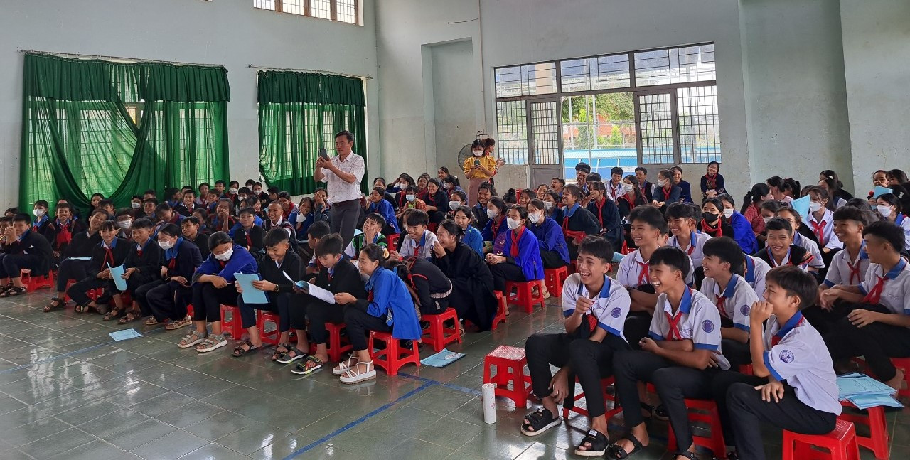 Ban Dân tộc tỉnh Đắk Lắk tổ chức tuyên truyền bình đẳng giới cho học sinh tại 4 trường PTDT Nội trú THCS M’đrắk theo Dự án 8 Chương trình MTQG 1719.