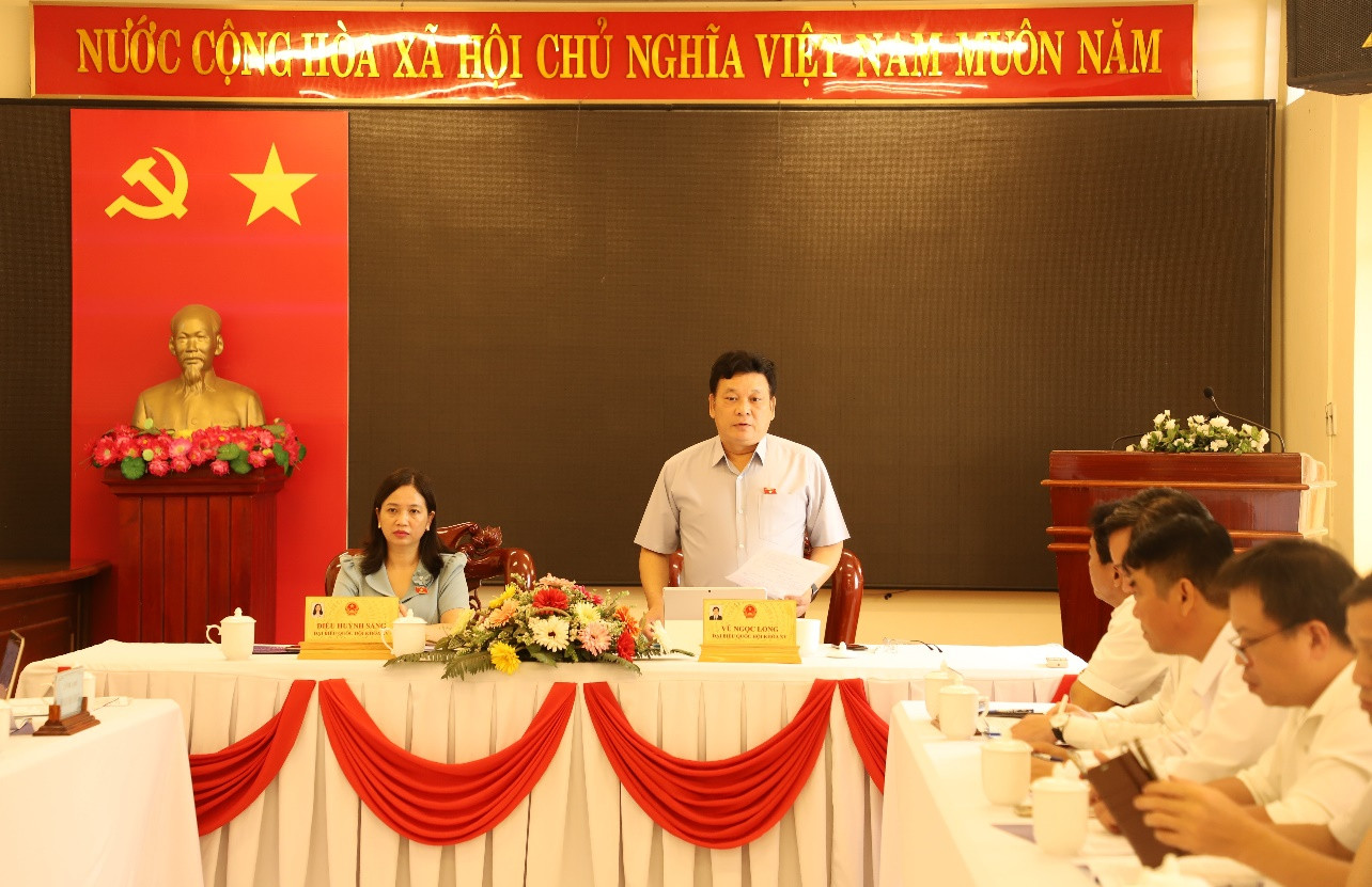 Các đại biểu quốc hội tỉnh Bình Phước làm việc với Ban lãnh đạo Công ty Điện lực Bình Phước.