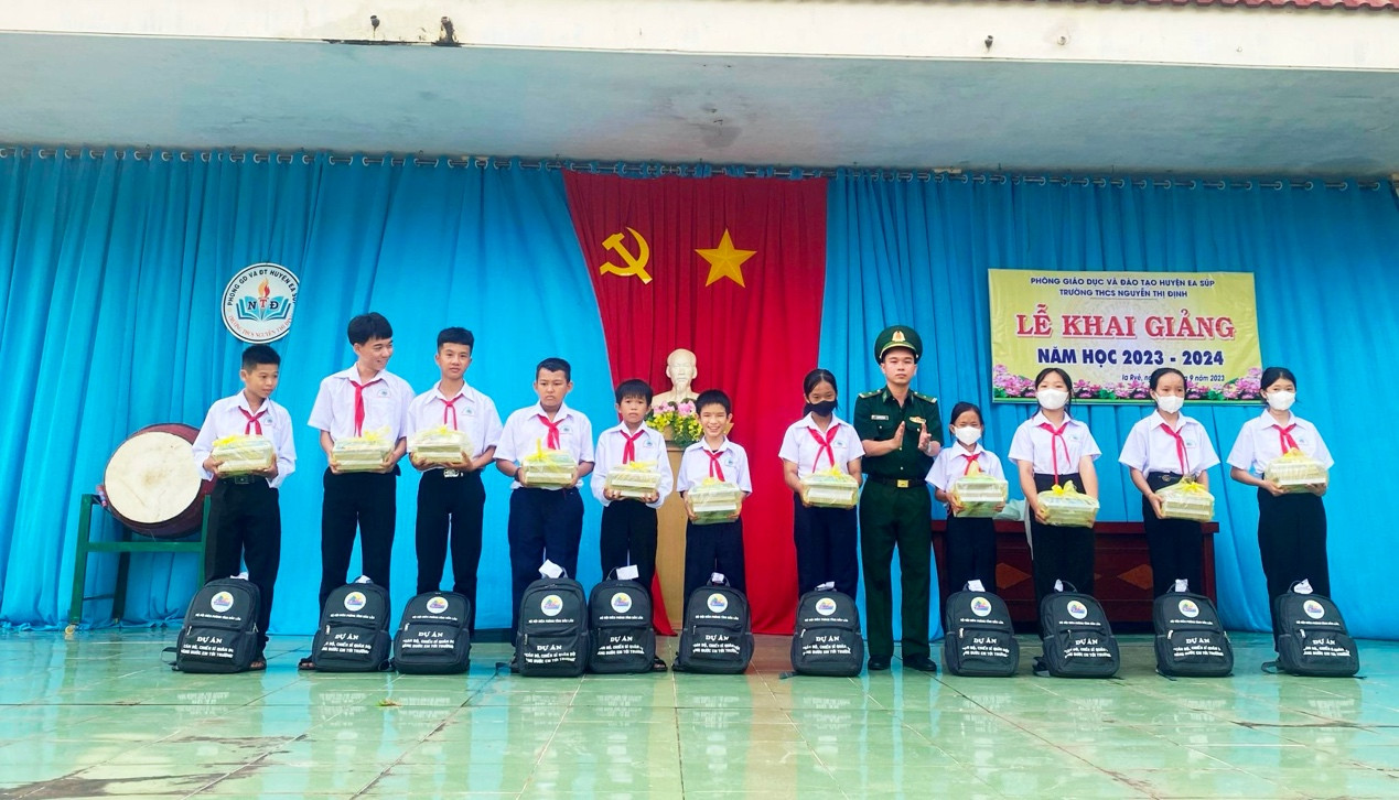 Từ kinh phí Chương trình 1719, Bộ đội Biên phòng tỉnh Đắk Lắk trao quà cho học sinh biên giới. Ảnh: Lê Hoàng