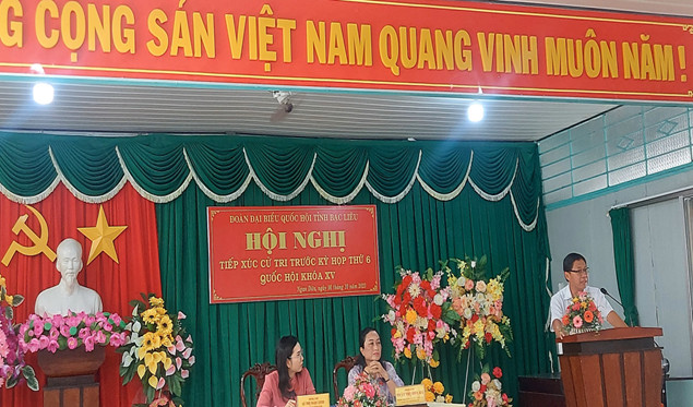 Ông Trần Trọng Tâm - Phó Giám đốc PC Bạc Liêu trả lời cử tri tại buổi tiếp xúc cử tri huyện Hồng Dân, tỉnh Bạc Liêu.