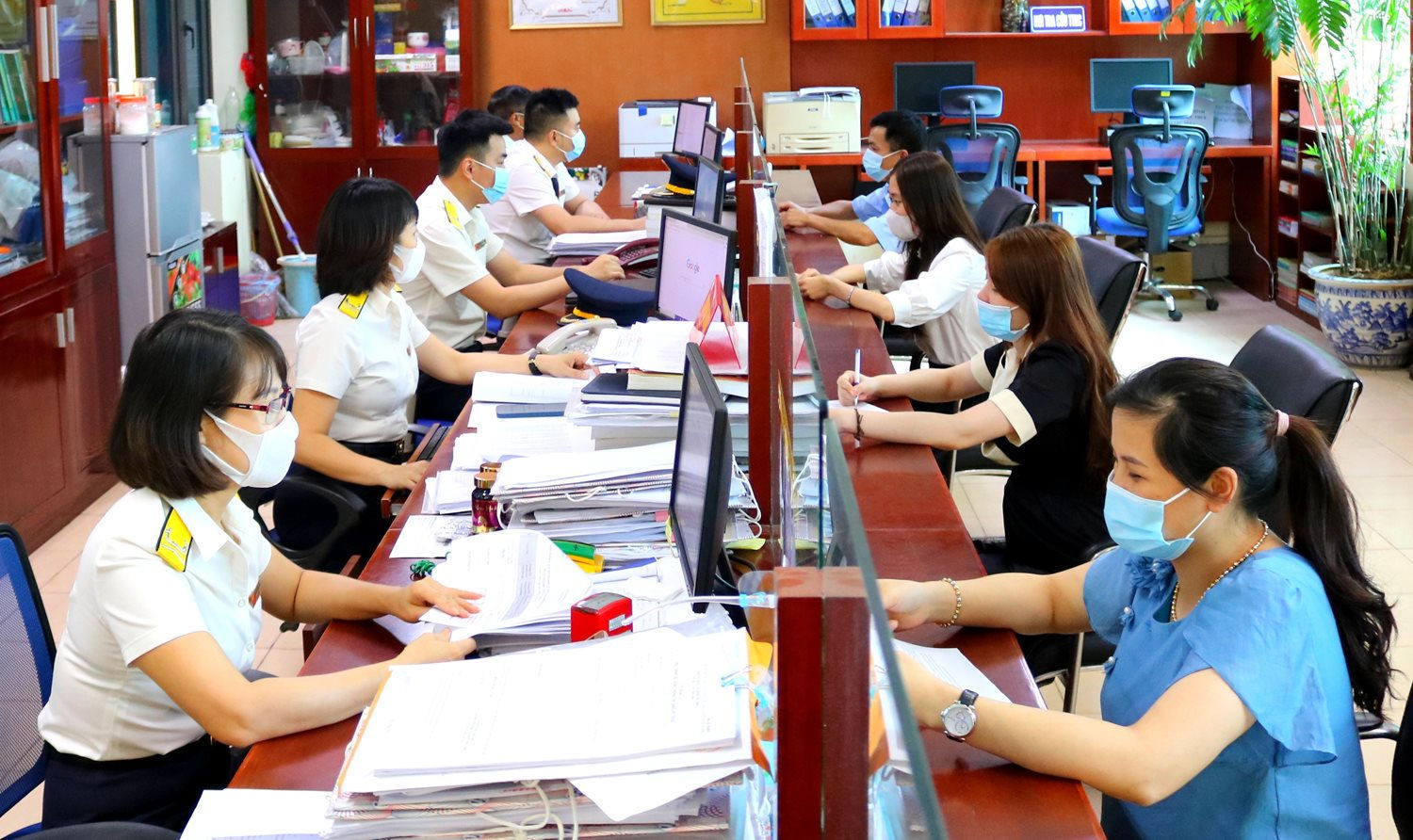 Giao dịch tại bộ phận một cửa của Cục Thuế tỉnh Lào Cai. Ảnh: laocai.gov.vn