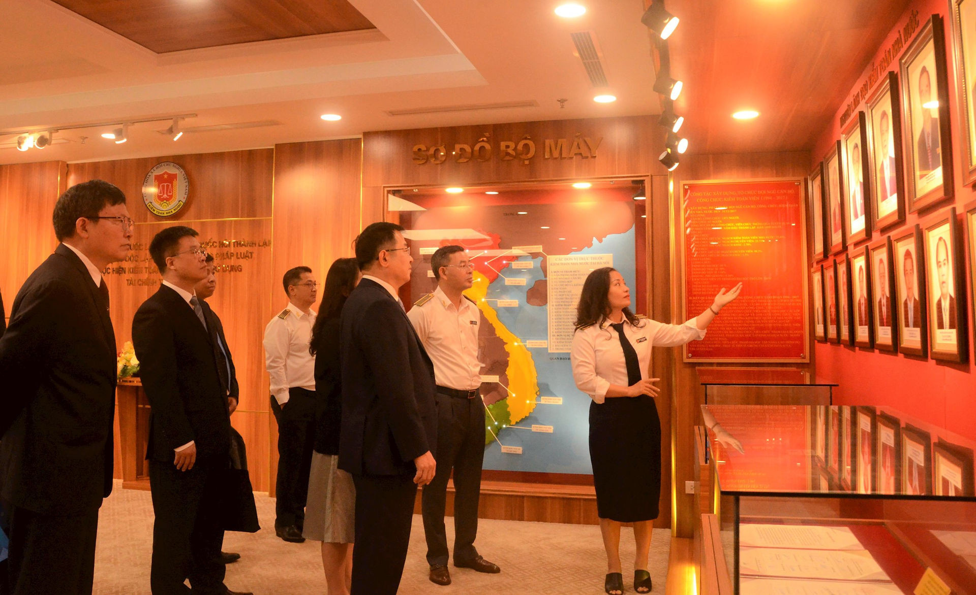 Tổng Kiểm toán nhà nước Ngô Văn Tuấn và đoàn đại biểu KTNN Trung Quốc thăm quan Phòng Truyền thống của KTNN Việt Nam. Ảnh: TX