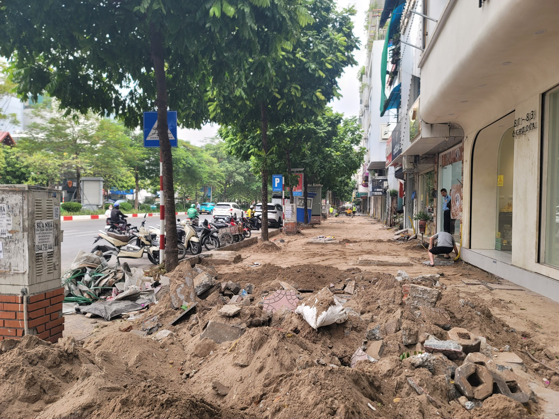 Mấy ngày này, phố Giảng Võ, Ô Chợ Dừa (quận Đống Đa, thành phố Hà Nội) đang được cải tạo, lát lại đá vỉa hè.