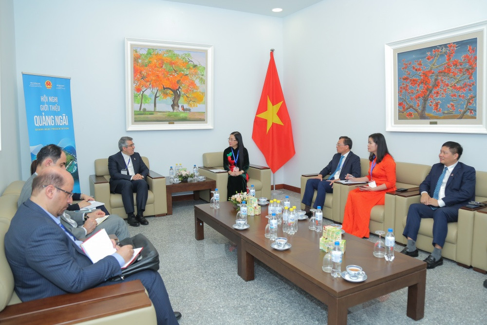 Ủy viên Trung ương Đảng, Bí thư tỉnh ủy, Chủ tịch HĐND tỉnh Quảng Ngãi Bùi Thị Quỳnh Vân tiếp Đại sứ Iran tại Việt Nam.