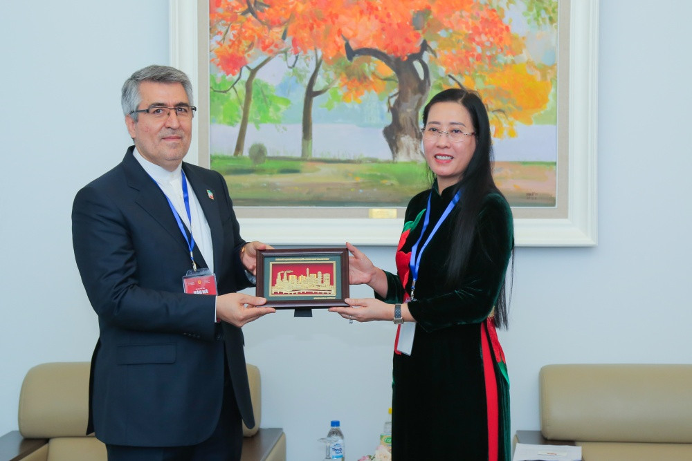 Bà Bùi Thị Quỳnh Vân tặng Ngài Đại sứ Iran bức tranh về NMLD Dung Quất - biểu tượng kinh tế của tỉnh Quảng Ngãi.