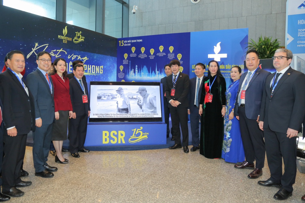 Lãnh đạo tỉnh Quảng Ngãi, các đối tác tham quan gian hàng của BSR.