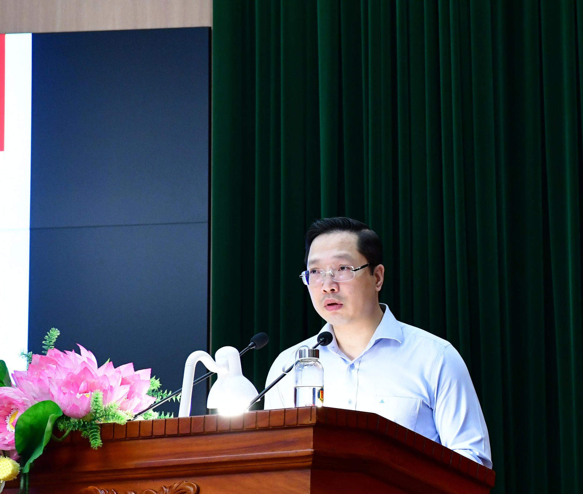 Báo cáo viên Ngô Việt Hồng - Ủy ban Pháp luật của Quốc hội trao đổi tại Hội nghị