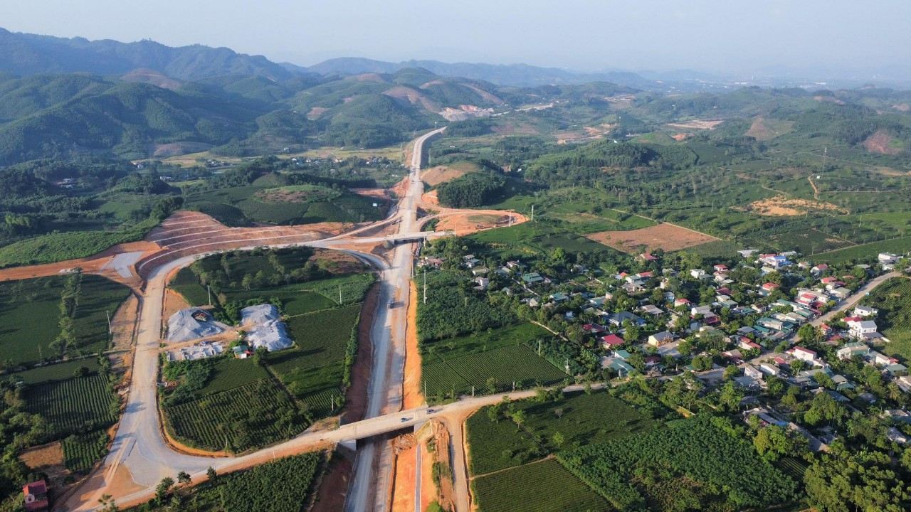 nút giao với Quốc lộ 2D thuộc địa phận xã Nhữ Khê cũng đã thành hình. Tại vị trí này dự kiến sẽ kết nối với điểm đầu của tuyến cao tốc Tuyên Quang - Hà Giang chuẩn bị khởi công. Ảnh: Ngô Hùng