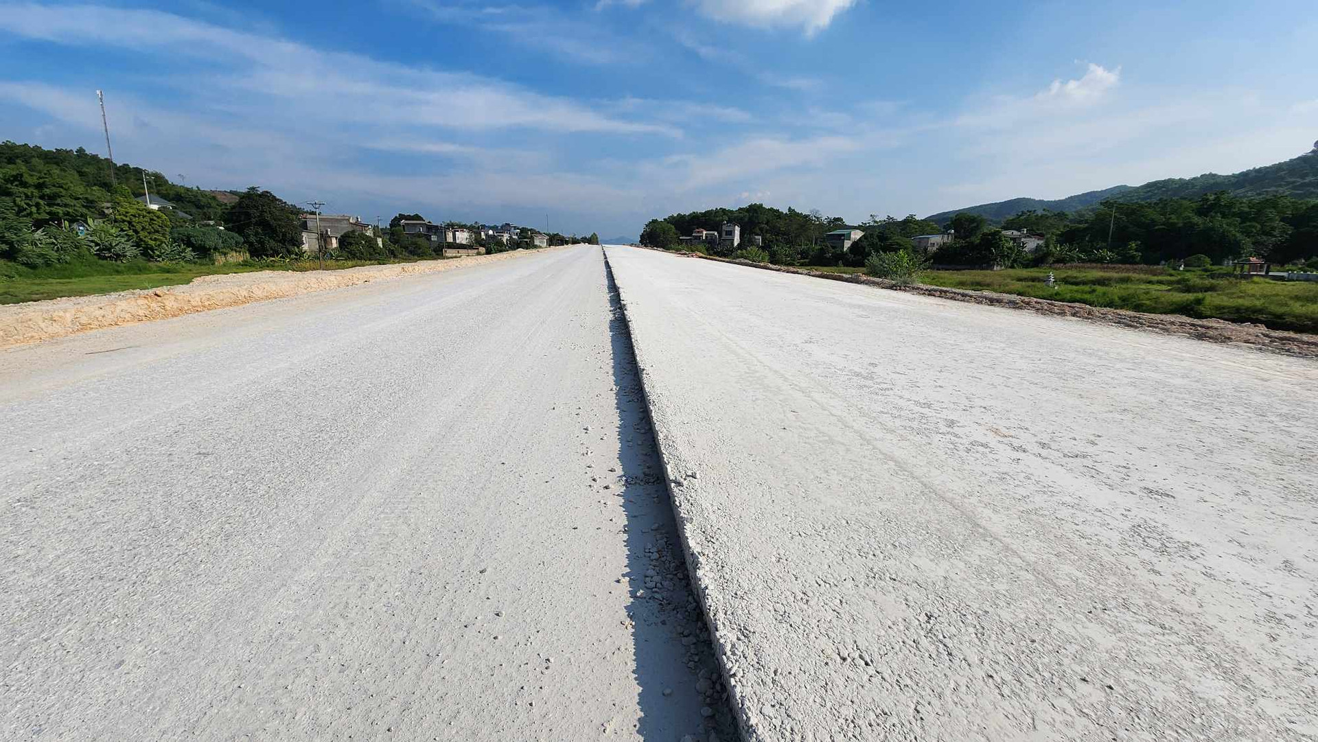 Ngày 29.5.2023 phê duyệt điều chỉnh chủ trương đầu tư dự án đầu tư xây dựng đường cao tốc Tuyên Quang - Phú Thọ kết nối với cao tốc Nội Bài - Lào Cai đã bổ sung thêm 500 tỉ đồng cho dự án này để hoàn thành giai đoạn 2 với 4 làn xe ngay trong năm 2023. Ảnh: Ngô Hùng