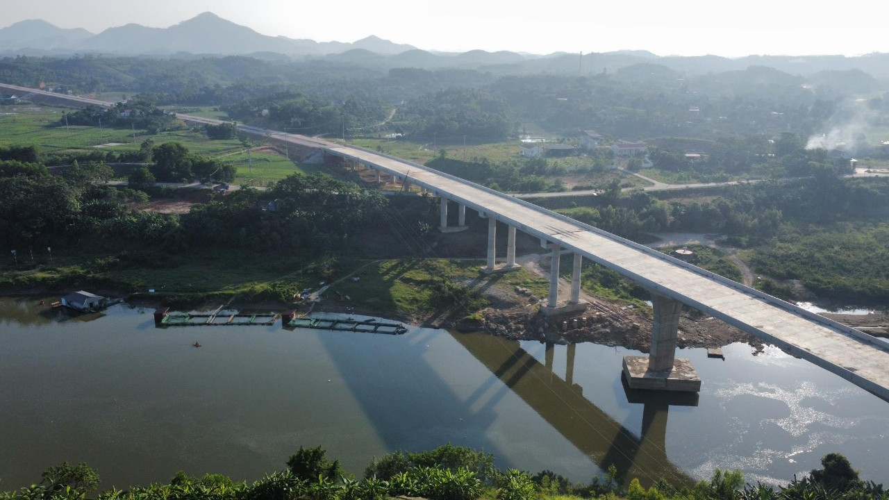 Cầu Đoan Hùng vượt sông Chảy thuộc địa phận xã Vân Du (Đoan Hùng, Phú Thọ) đã hợp long đợt tháng 3/2023. Ảnh: Ngô Hùng